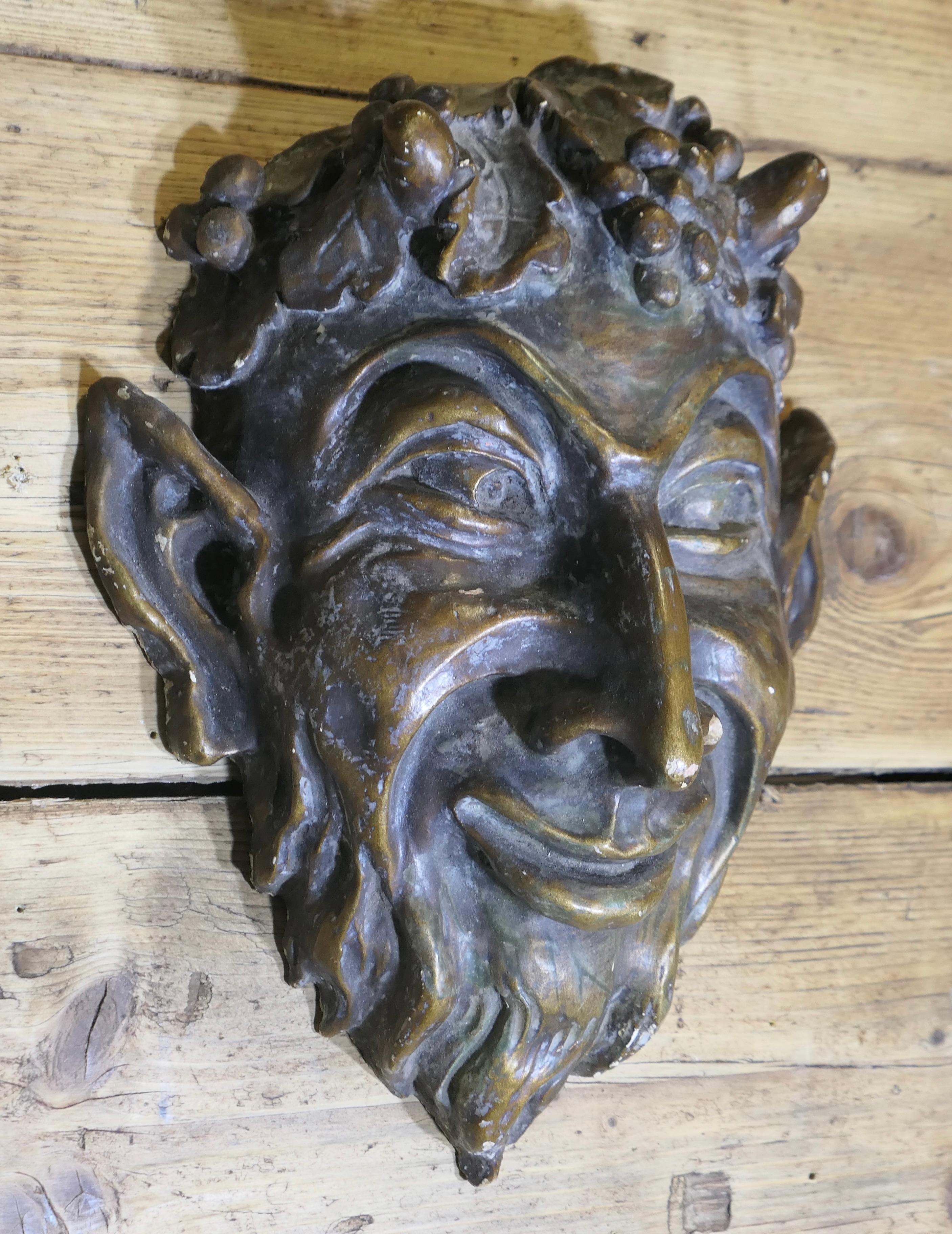 Goldene Wandmaske des Bacchus   Dies ist ein altes Stück, der Bügel ist aus hartem Blech gefertigt. (19. Jahrhundert) im Angebot