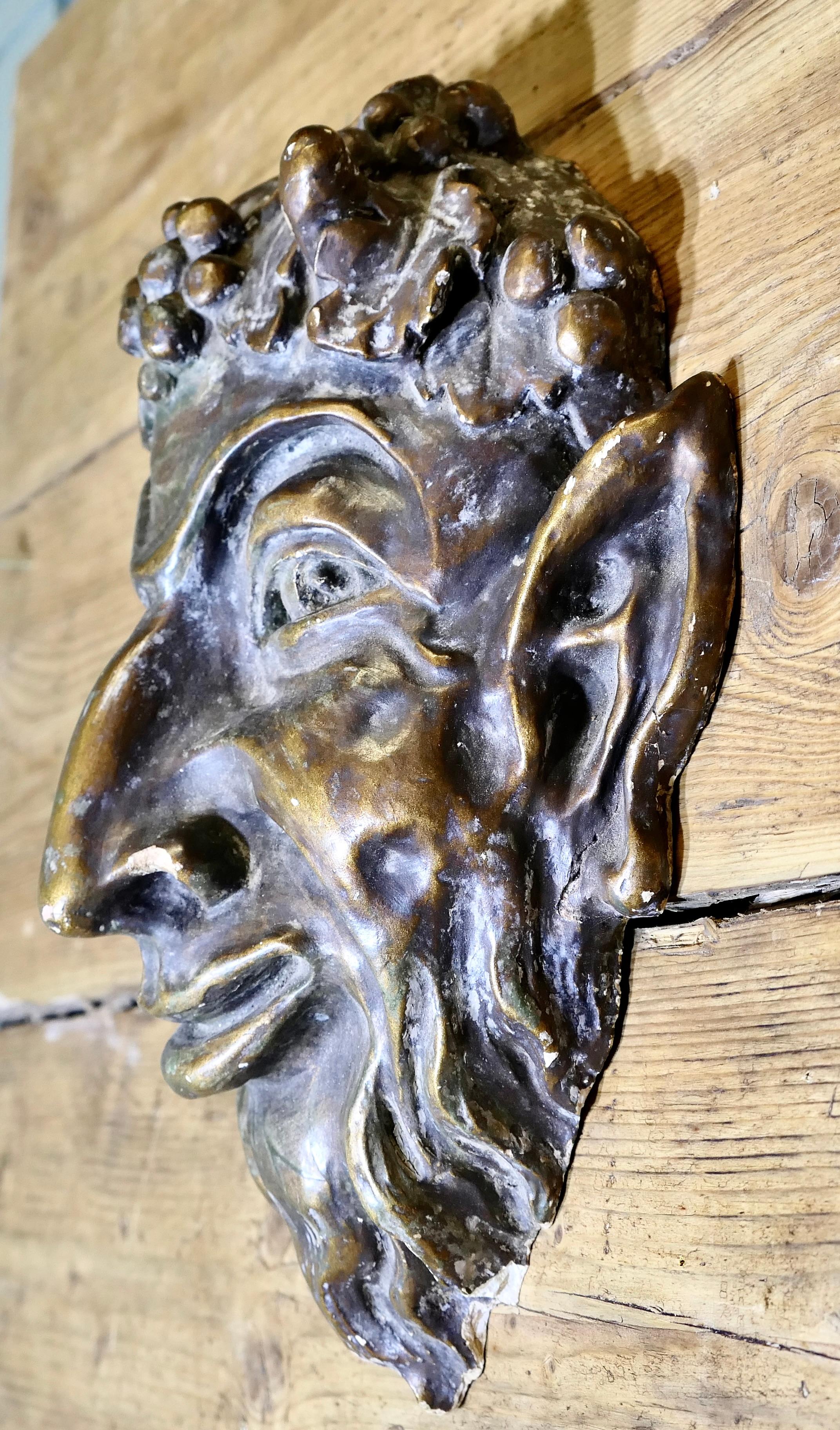 Goldene Wandmaske des Bacchus   Dies ist ein altes Stück, der Bügel ist aus hartem Blech gefertigt. (Gips) im Angebot
