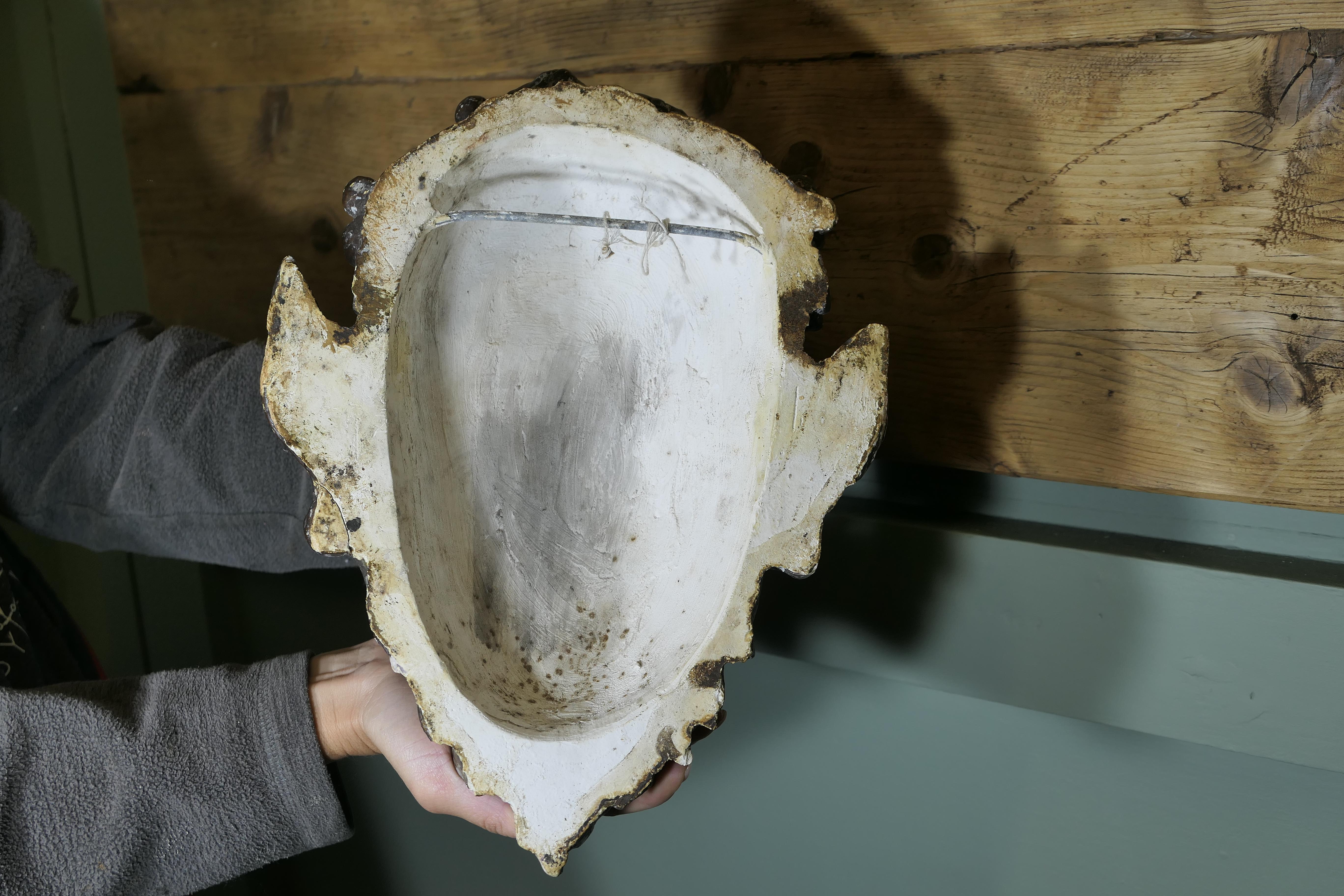 Goldene Wandmaske des Bacchus   Dies ist ein altes Stück, der Bügel ist aus hartem Blech gefertigt. im Angebot 1