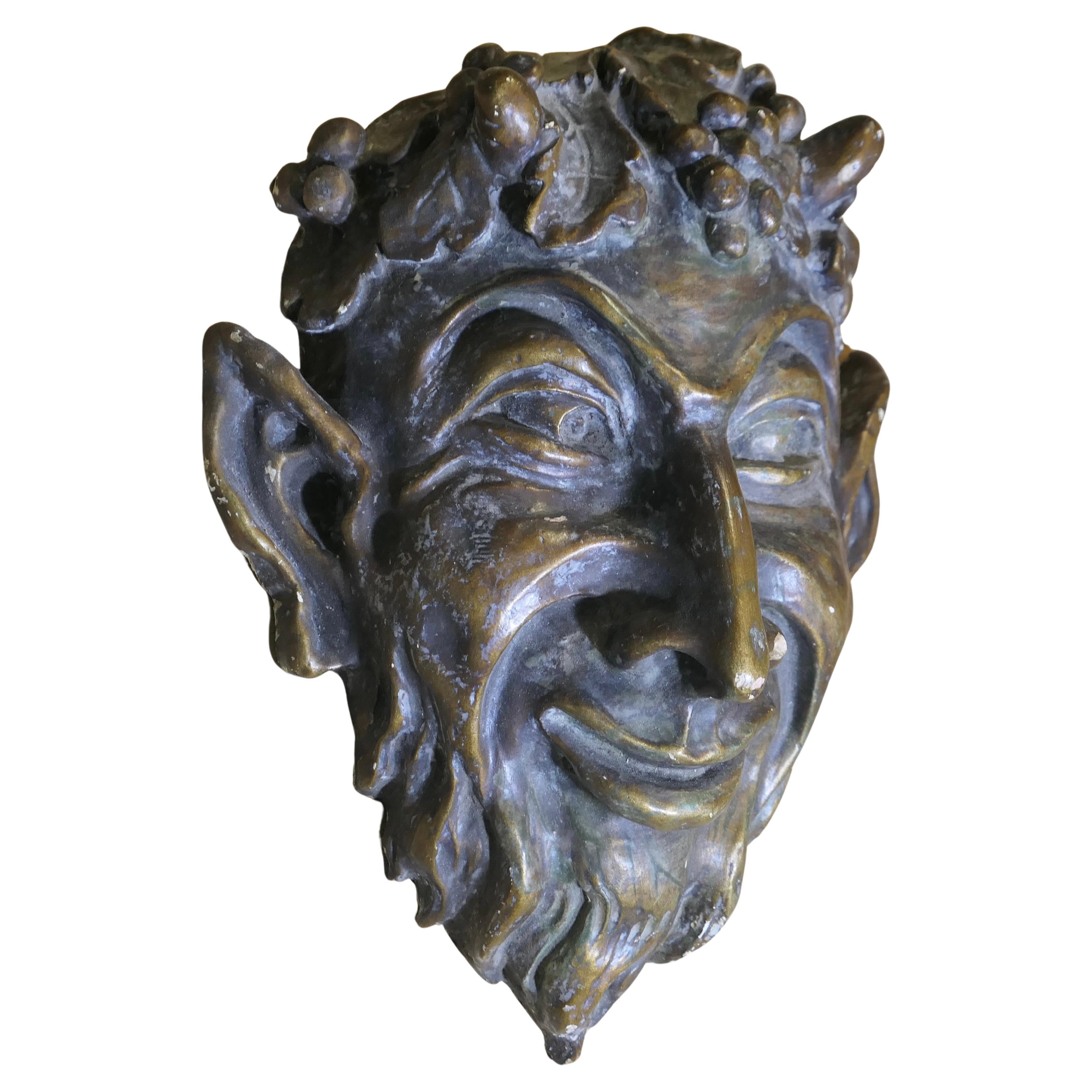 Goldene Wandmaske des Bacchus   Dies ist ein altes Stück, der Bügel ist aus hartem Blech gefertigt. im Angebot