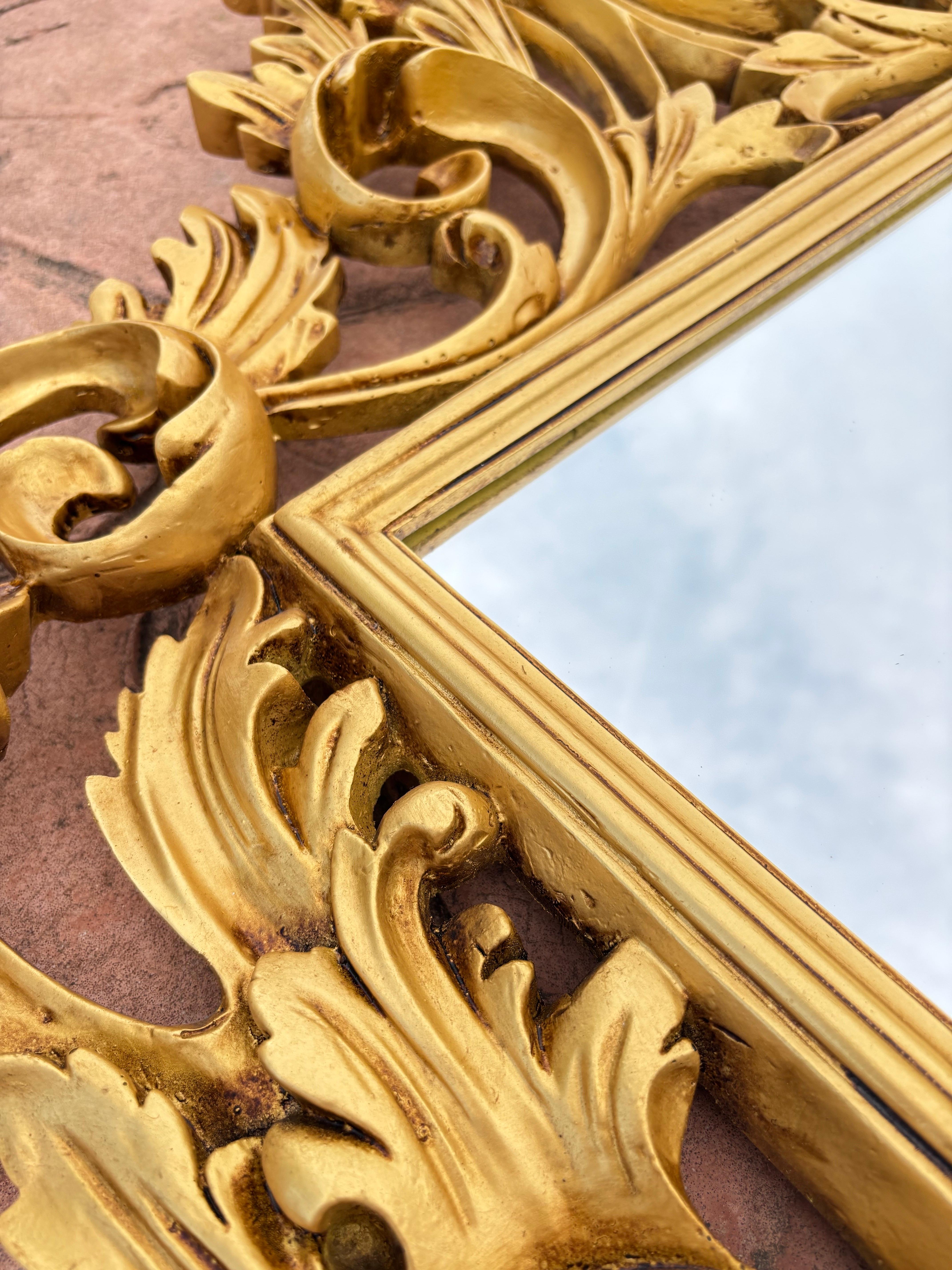 Espagnol Miroir mural doré avec cadre sculpté de style rococo en vente