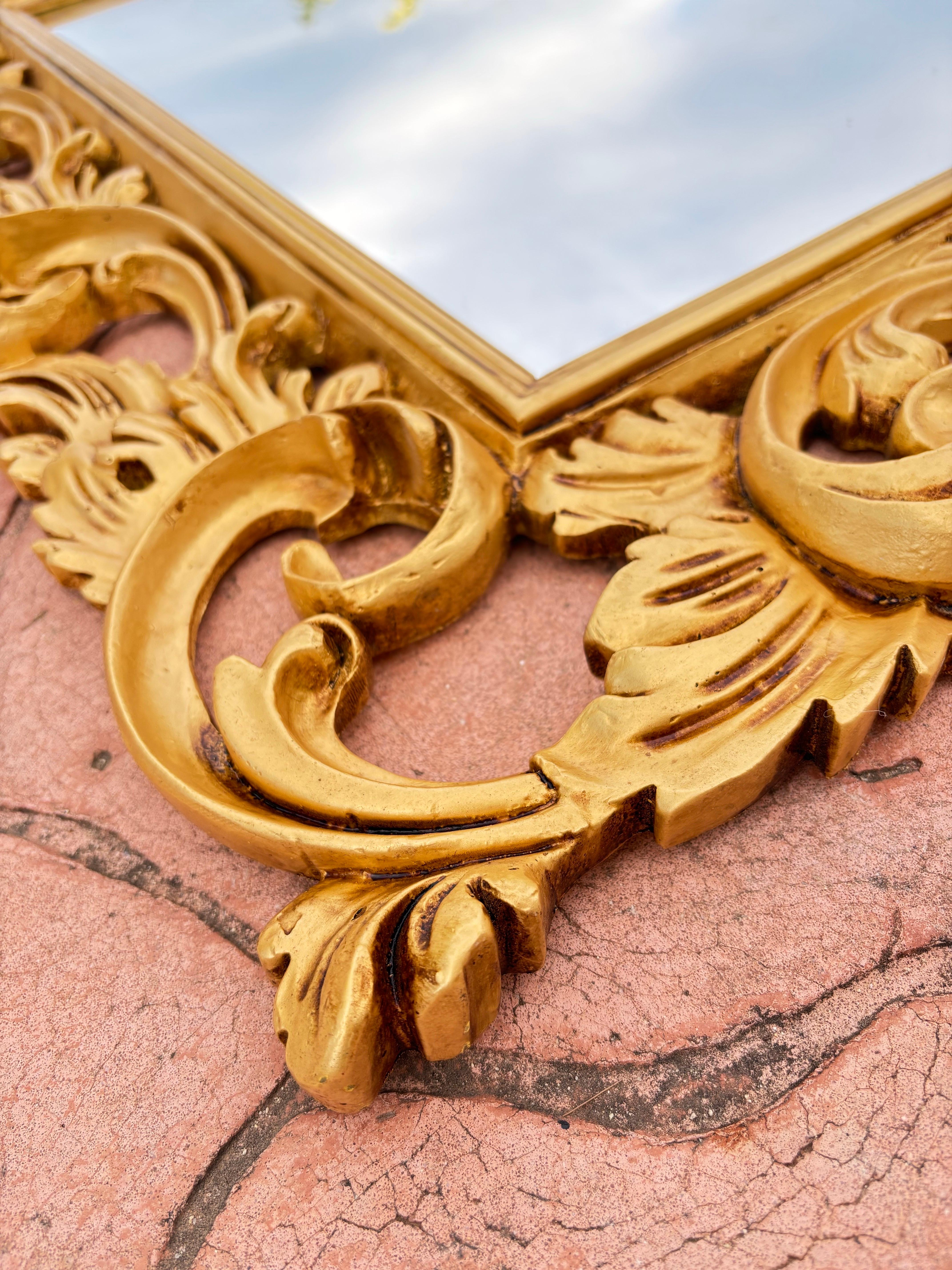 Vernissé Miroir mural doré avec cadre sculpté de style rococo en vente