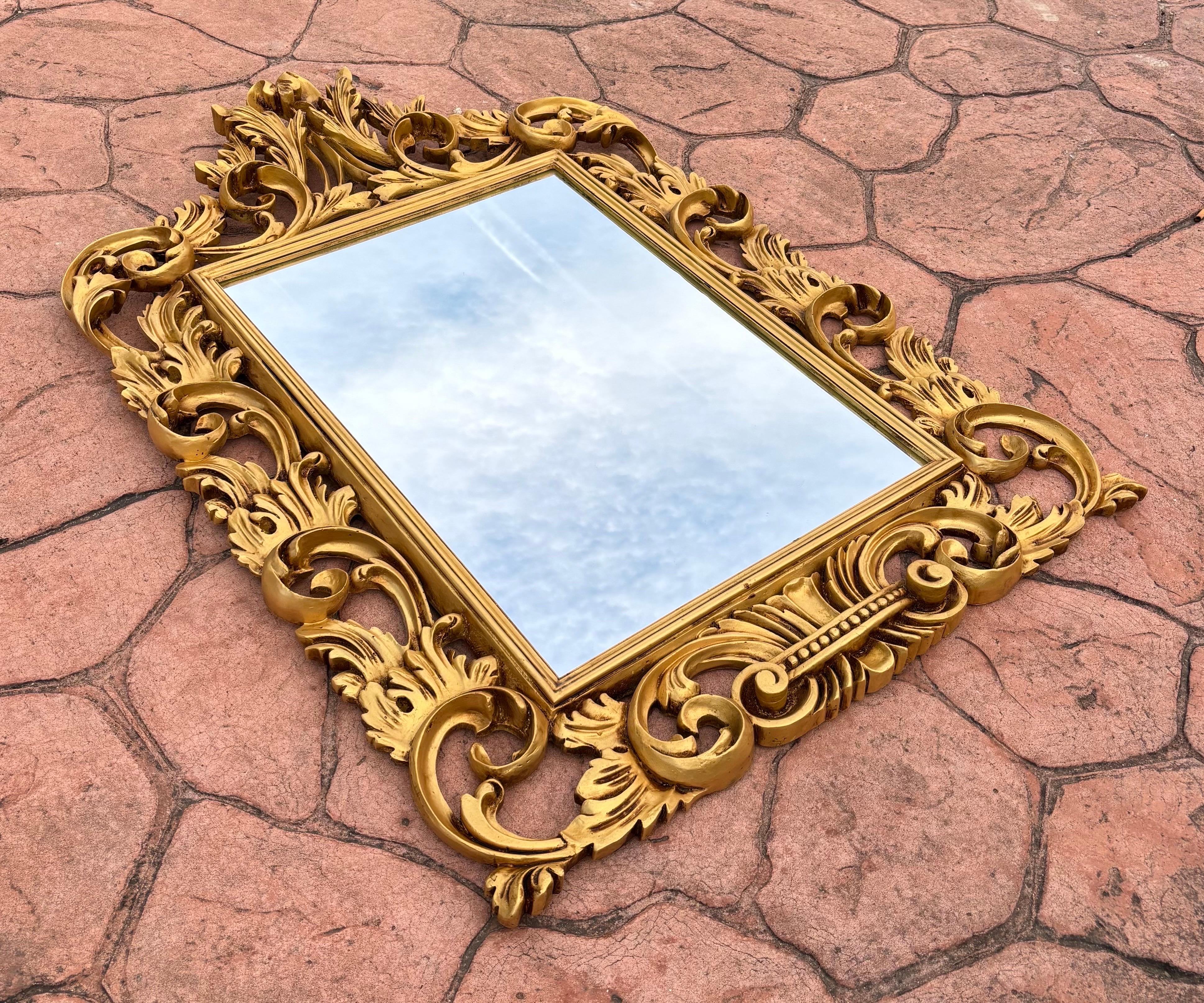 Milieu du XXe siècle Miroir mural doré avec cadre sculpté de style rococo en vente