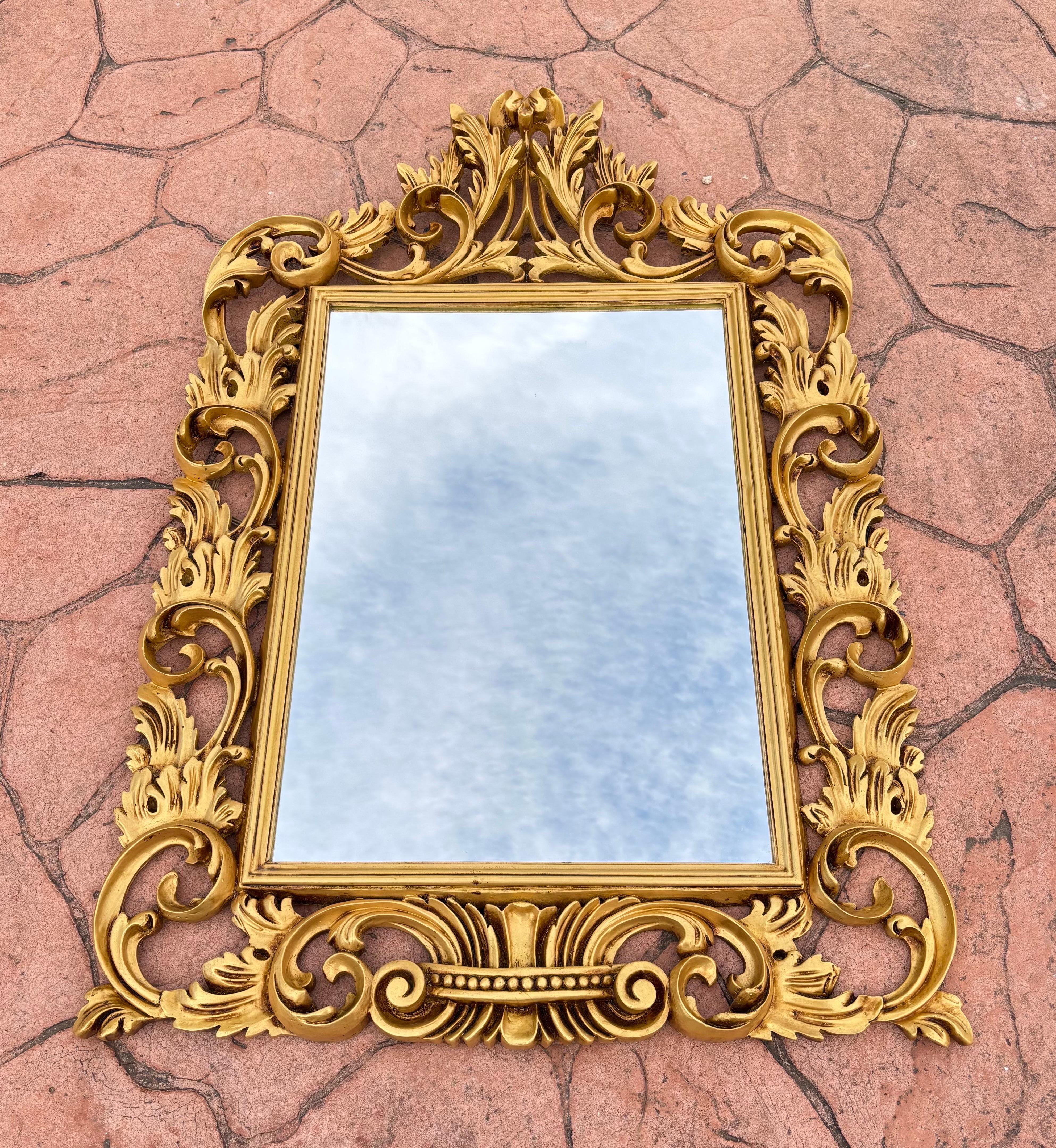 Miroir mural doré avec cadre sculpté de style rococo en vente 1