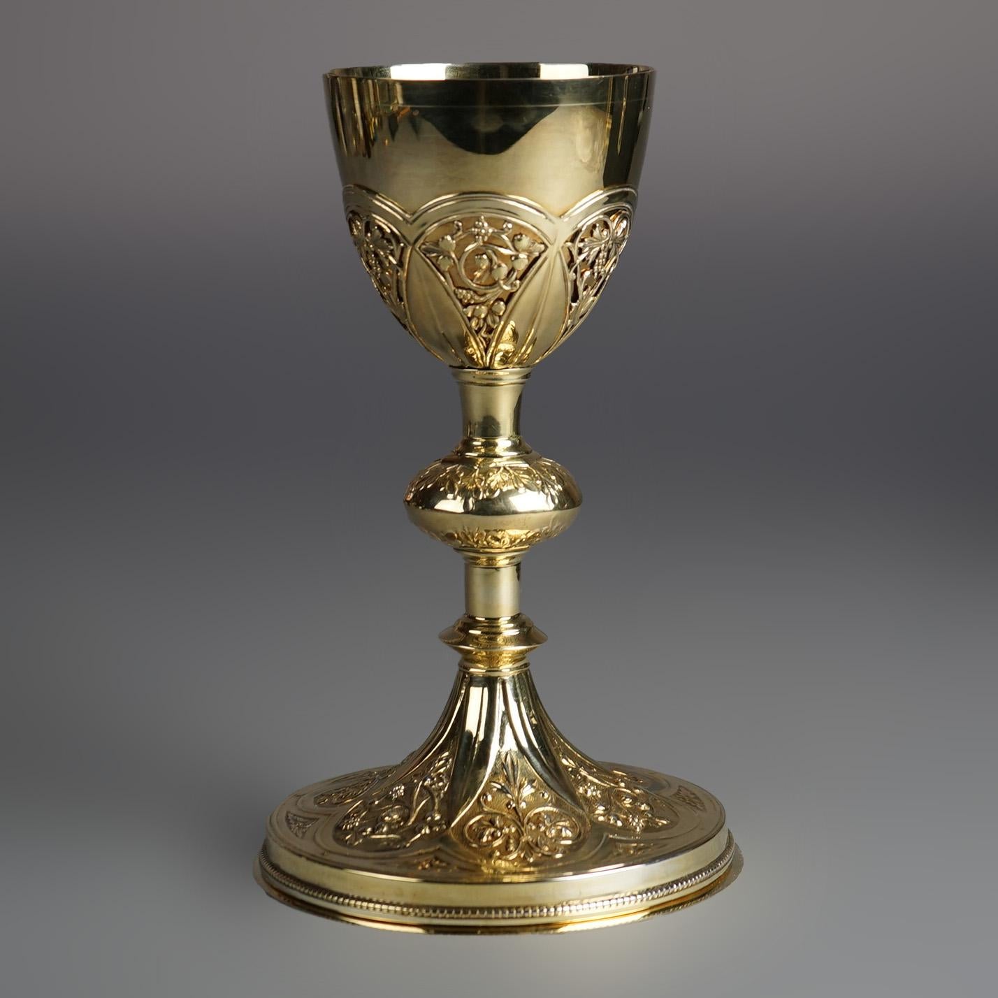 Religiöser Opferkelch aus Silber mit Goldwaschung und Blumengravur, mit Punze und Etui, 20.

Maße: 8,75''H x 5''B x 5''T