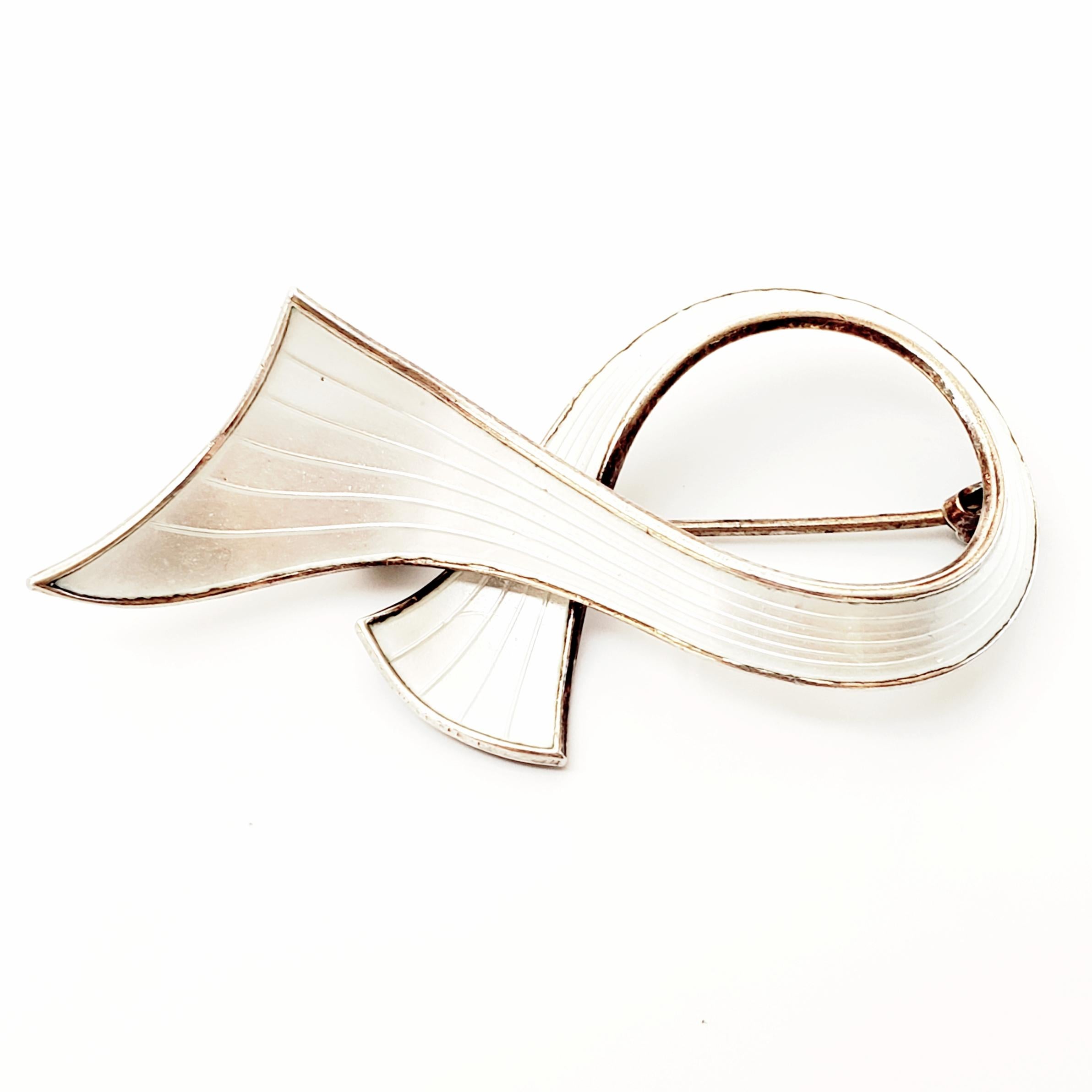 Gold Wash Over Sterling Silver White Enamel Ribbon Pin / Brooch In Good Condition In Washington Depot, CT