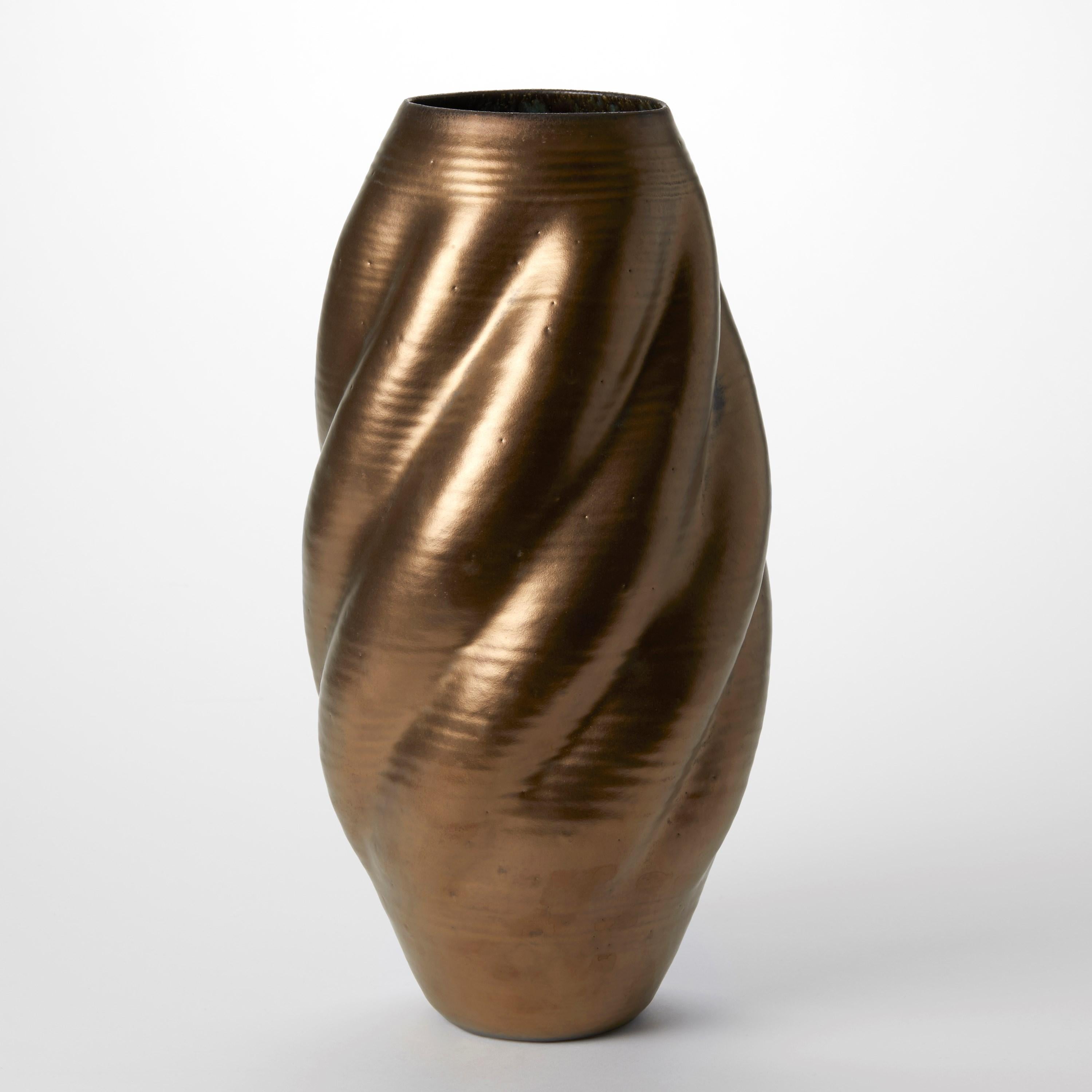 'Gold Wave Form No 133' è un recipiente scultoreo unico dell'artista britannico Nicholas Arroyave-Portela.

La pratica professionale della ceramica di Nicholas Arroyave-Portela è iniziata nel 1994. Dopo 20 anni di permanenza a Londra, si è