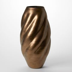 Vase en forme de vague dorée n° 133, formé en spirale de Nicholas Arroyave-Portela