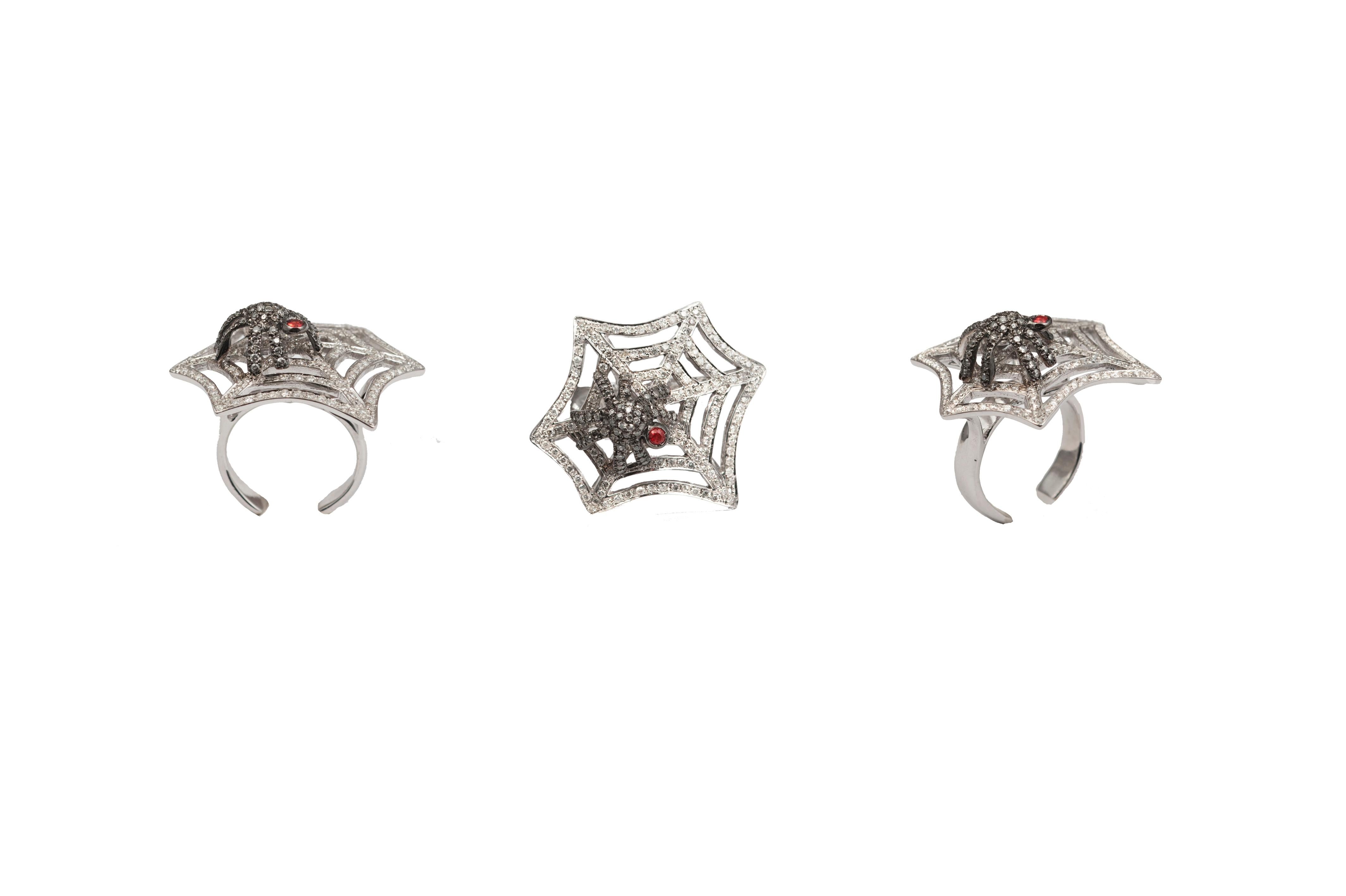 Round Cut Gold Web Ring Pavè Diamonds with Spider For Sale