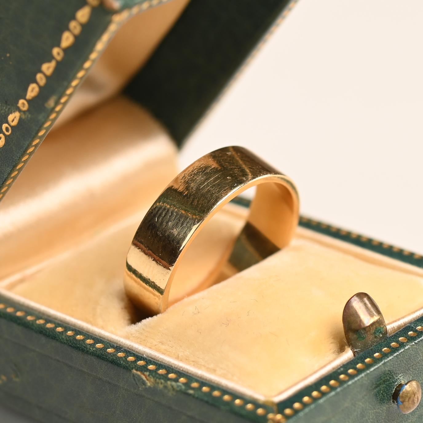 Dieser exquisite Ehering aus 14 Karat Gelbgold verkörpert zeitlose Eleganz und außergewöhnliche Handwerkskunst. Das Band hat eine klassische, bequeme Passform und liegt sanft auf der Haut, so dass es den ganzen Tag getragen werden kann, ohne dass