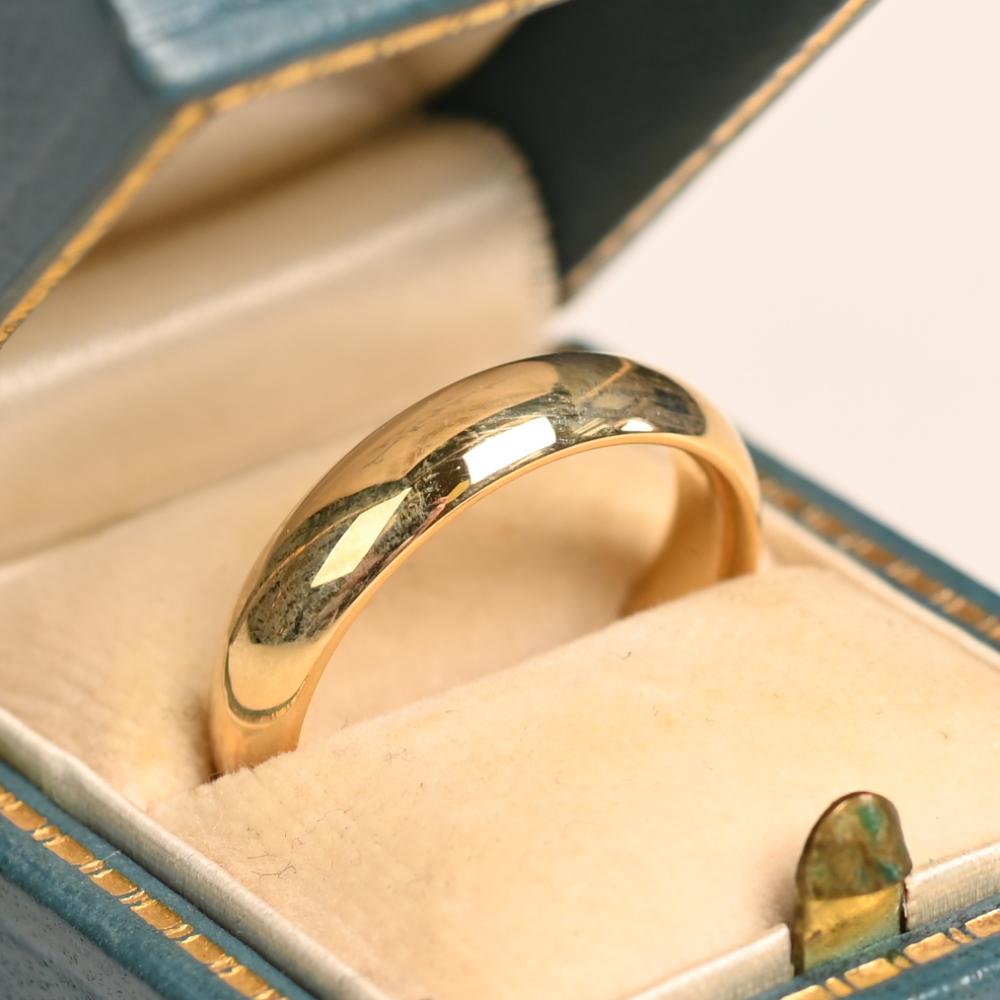 Dieser exquisite Ehering aus 18 Karat Gelbgold verkörpert zeitlose Eleganz und beständige Handwerkskunst. Mit seinem glatten, passgenauen Design bietet der Ring unvergleichliche Leichtigkeit und Raffinesse und ist damit das perfekte Symbol für ein