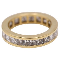 Alianza de oro con diamantes talla princesa. Segunda mano