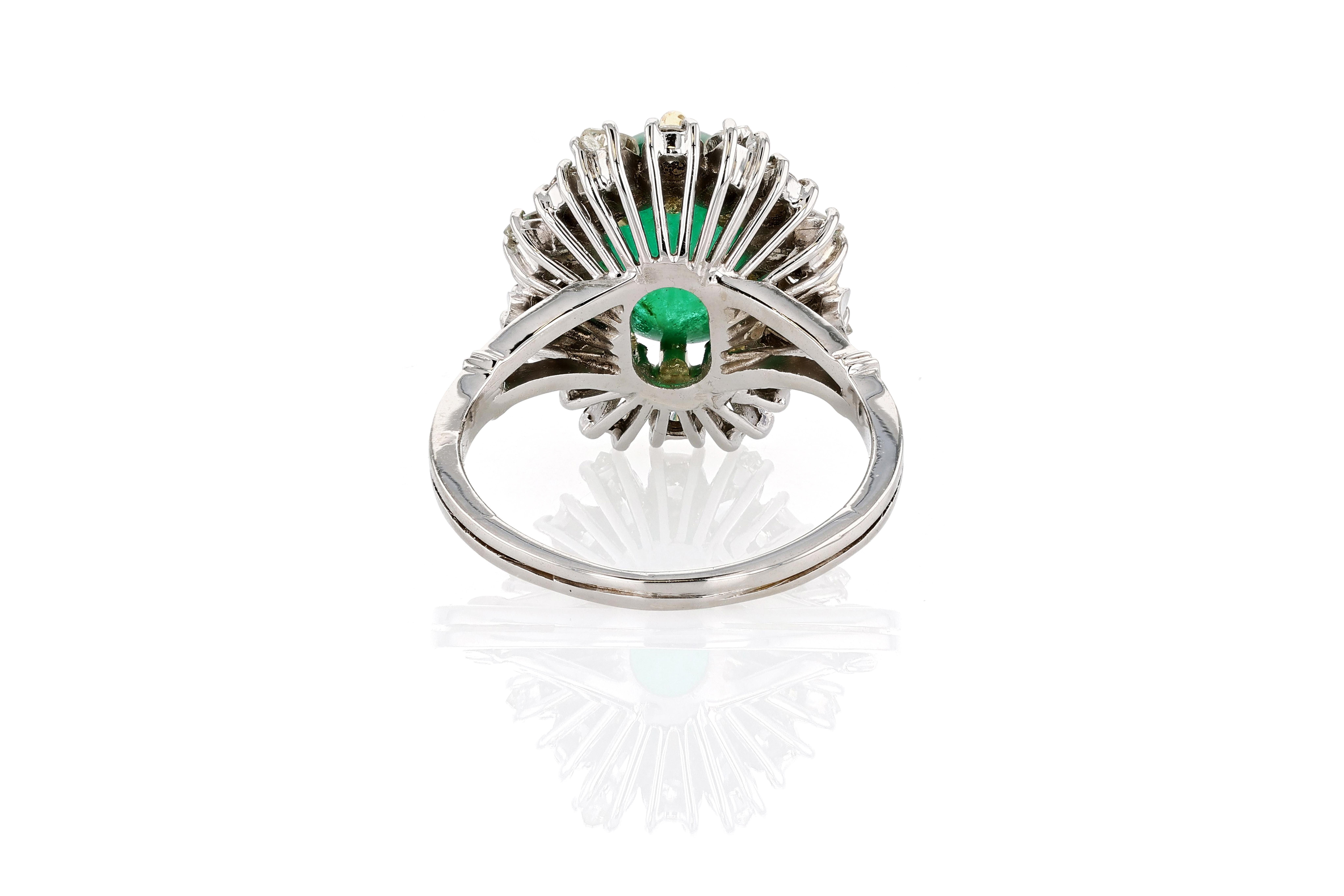 Un anello da cocktail dal design attraente e classico con al centro uno smeraldo cabochon di circa 6,00 carati.

Lo smeraldo è incastonato in un'aureola di diamanti di vario taglio per un peso totale di circa 1,40 carati. I diamanti sono