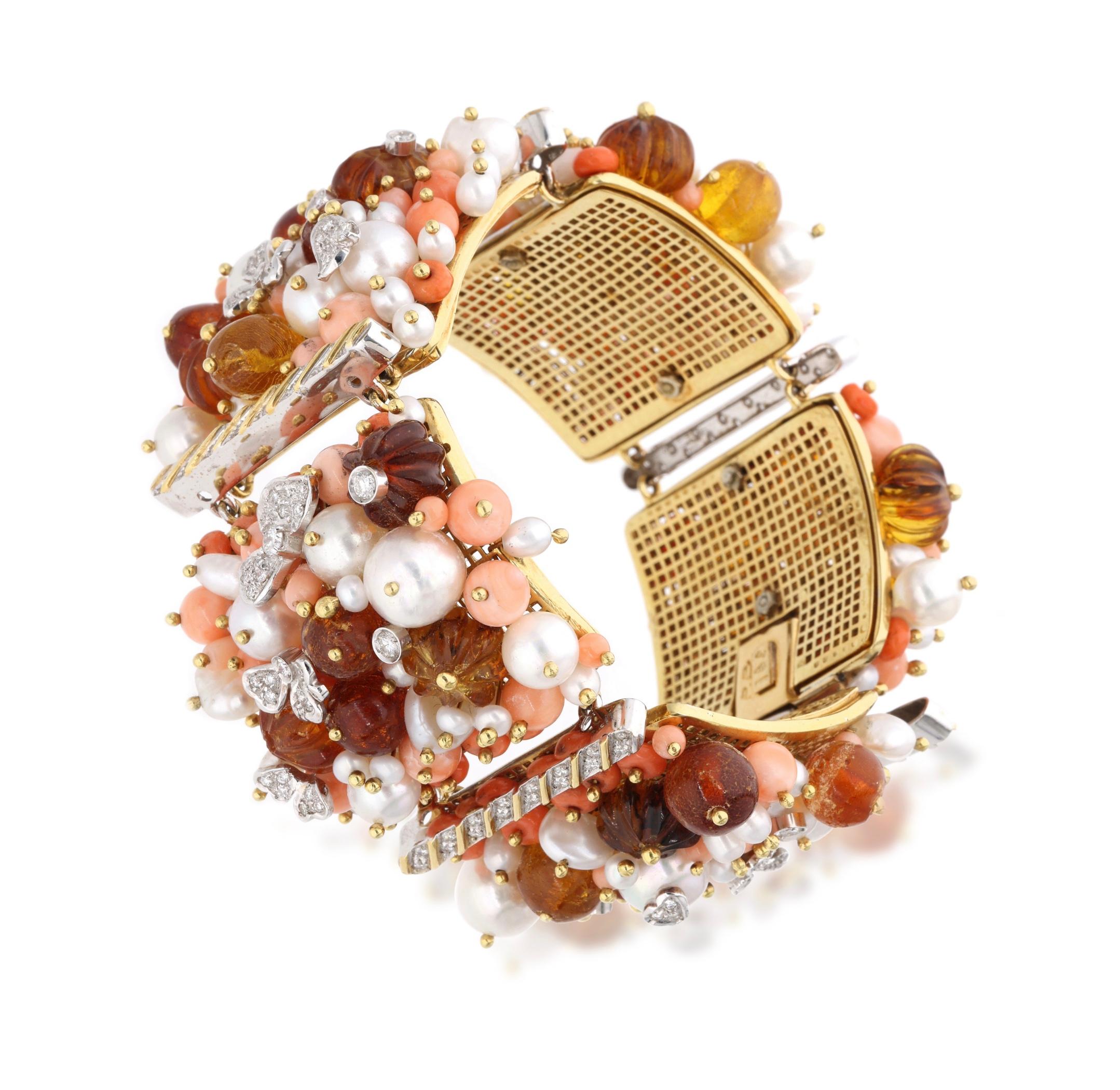 Bestehend aus rosa Korallenperlen, Bernsteinperlen und Zuchtperlen, akzentuiert durch runde Diamanten.

- Die Diamanten haben ein Gesamtgewicht von etwa 1,30 Karat.
- 18 Karat Gelbgold und Weißgold
- Gesamtgewicht 148,96 Gramm
- Länge 7,5 Zoll

Der
