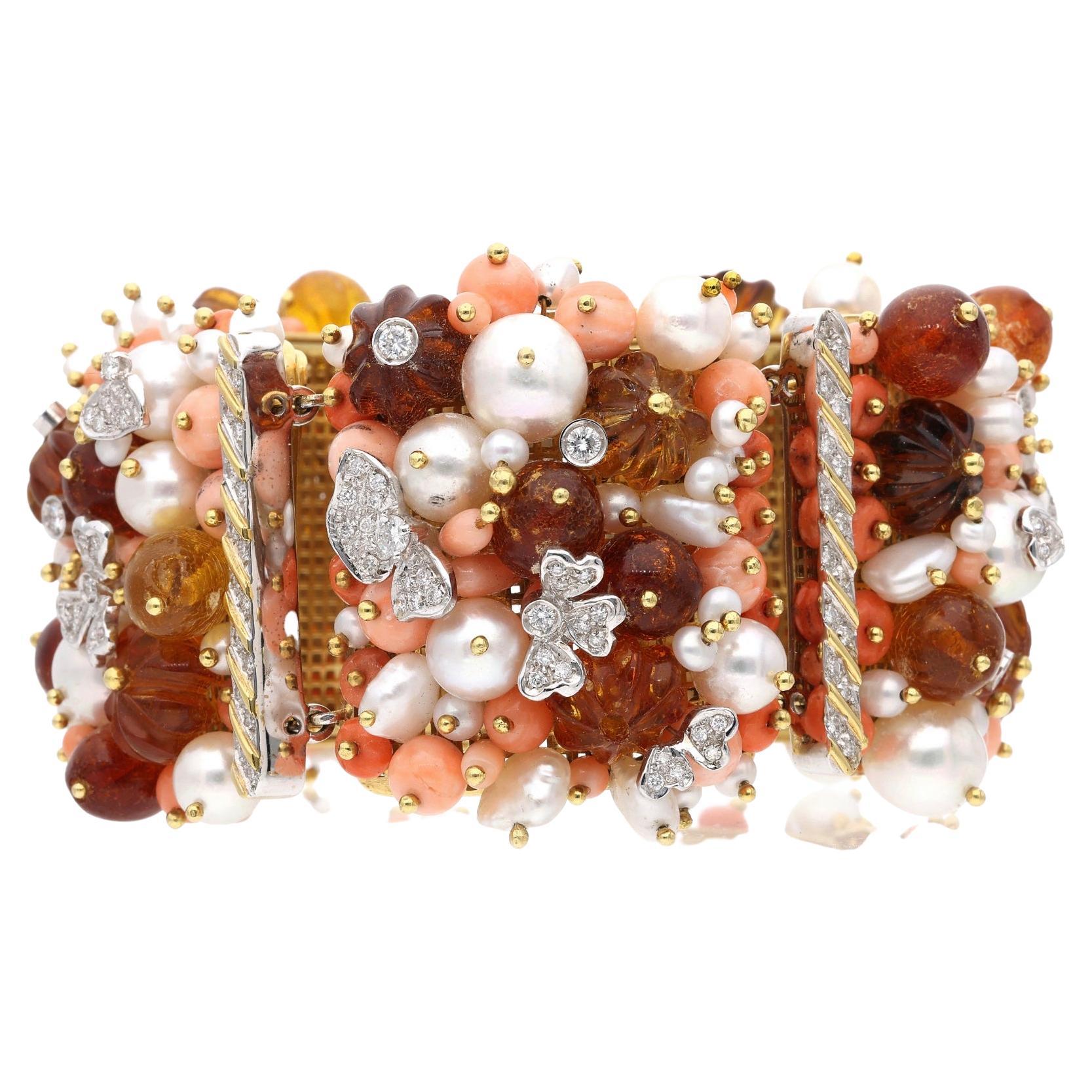 Bracelet en or blanc, perles de culture, corail, ambre et diamants