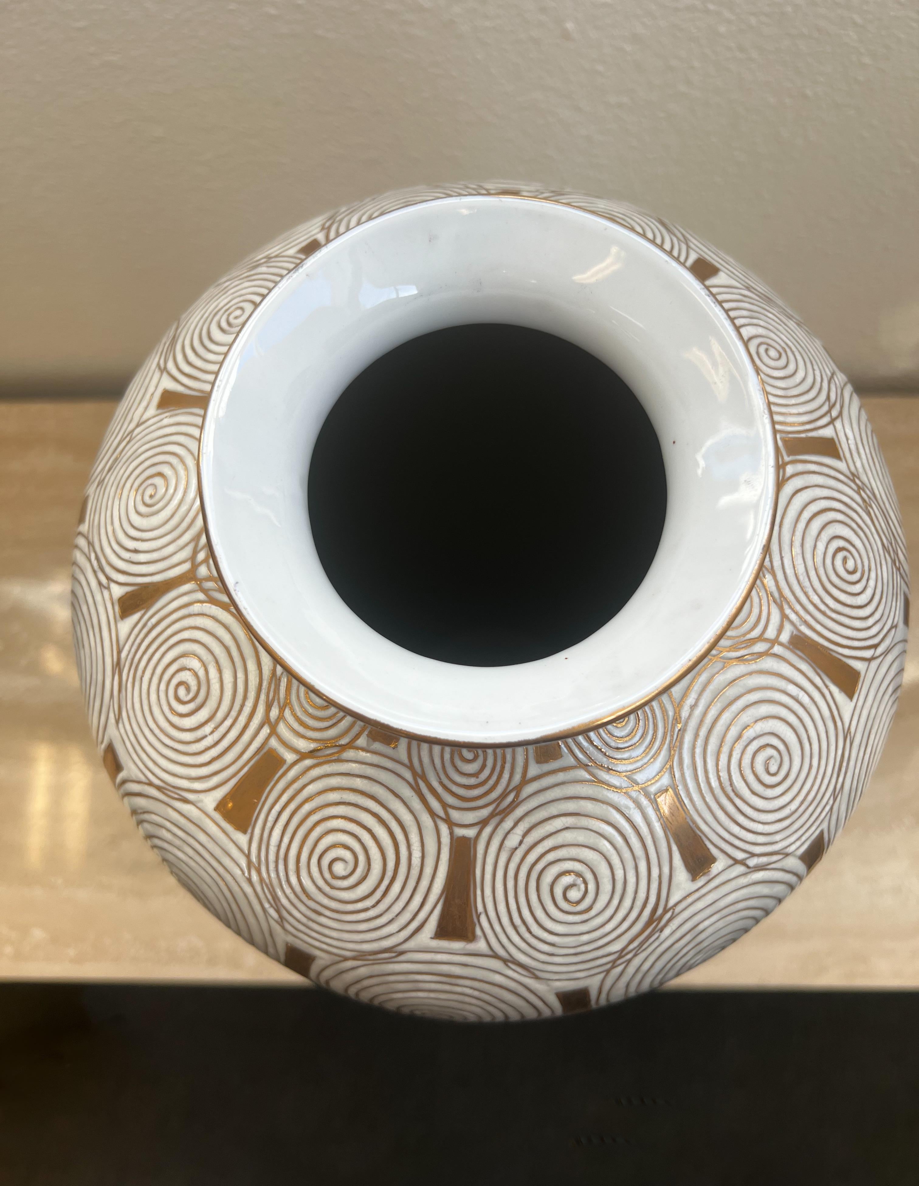 Grande vaso in porcellana bianca e oro del famoso designer americano Jay Spectre per Silvestri. 
In splendide condizioni vintage. 
Firmato e datato. 

Misure: Diametro 10