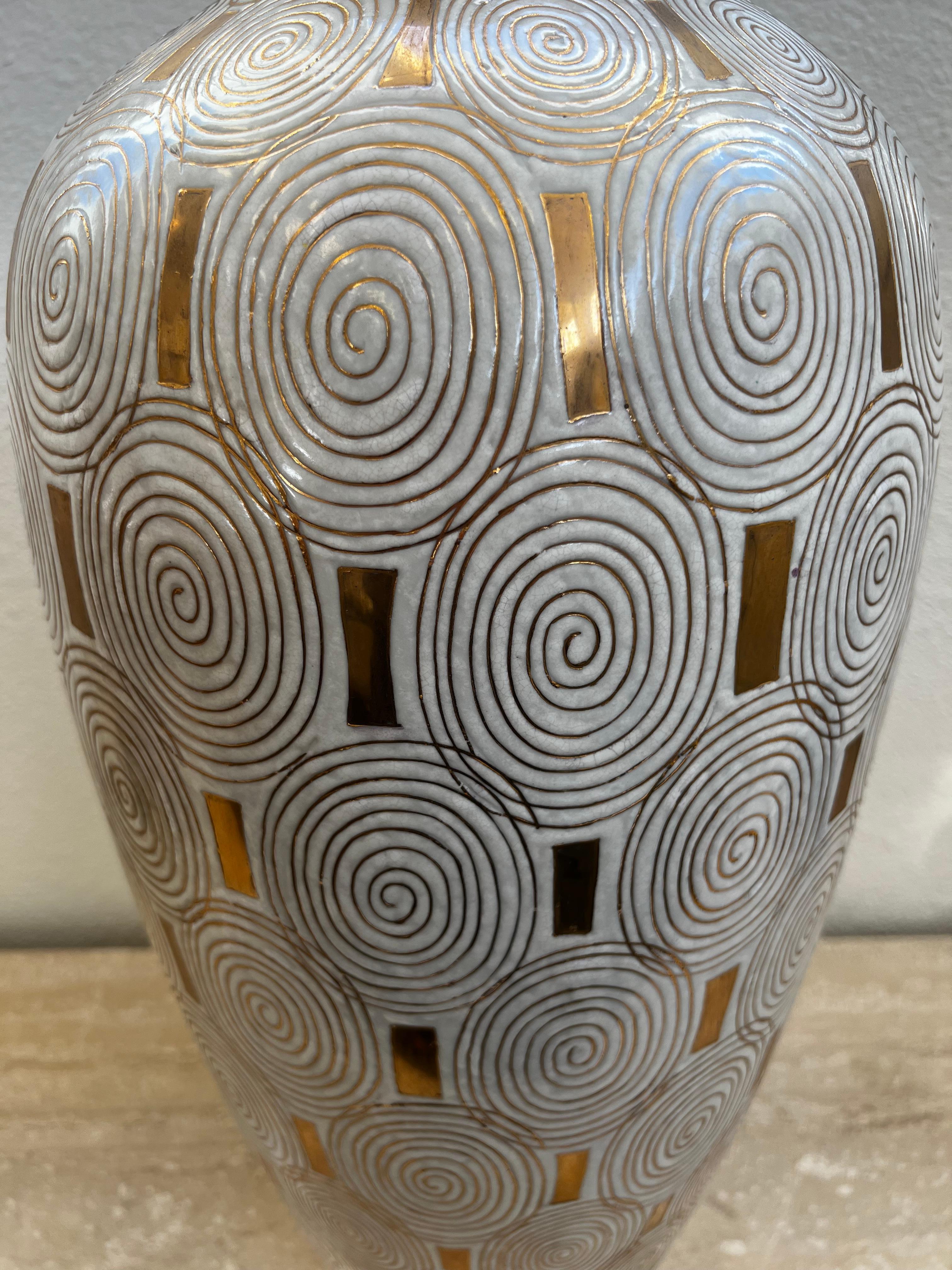 Moderno Vaso in porcellana bianca e oro di Jay Spectre per Silvestri in vendita