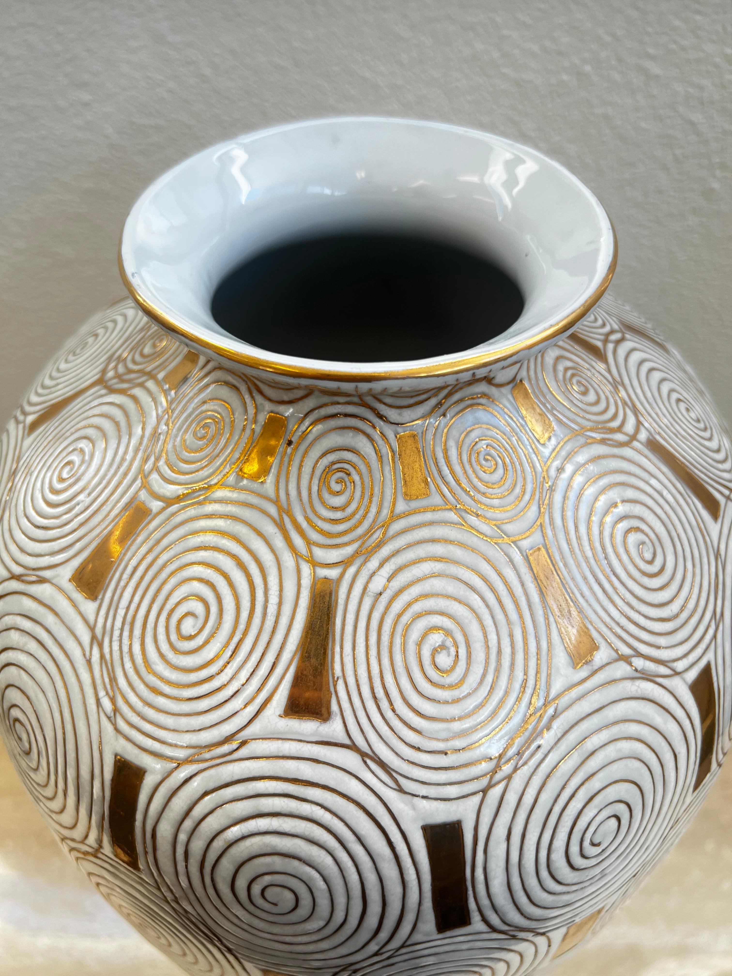Smaltato Vaso in porcellana bianca e oro di Jay Spectre per Silvestri in vendita