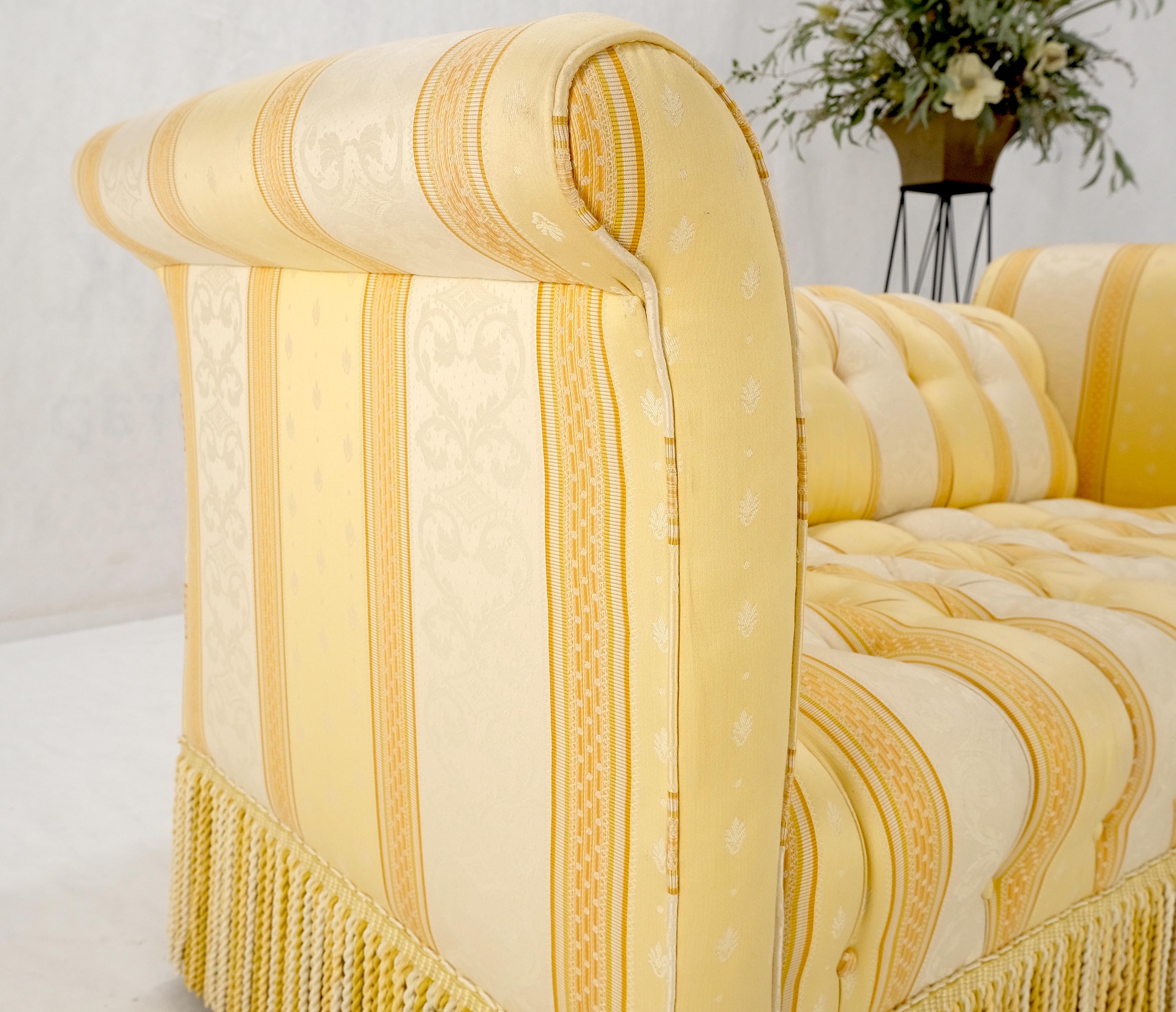 Gold & White Stripe Silk Upholstery Tufted Sofa Loveseat Tassels Decorated MINT ! Excellent état - En vente à Rockaway, NJ