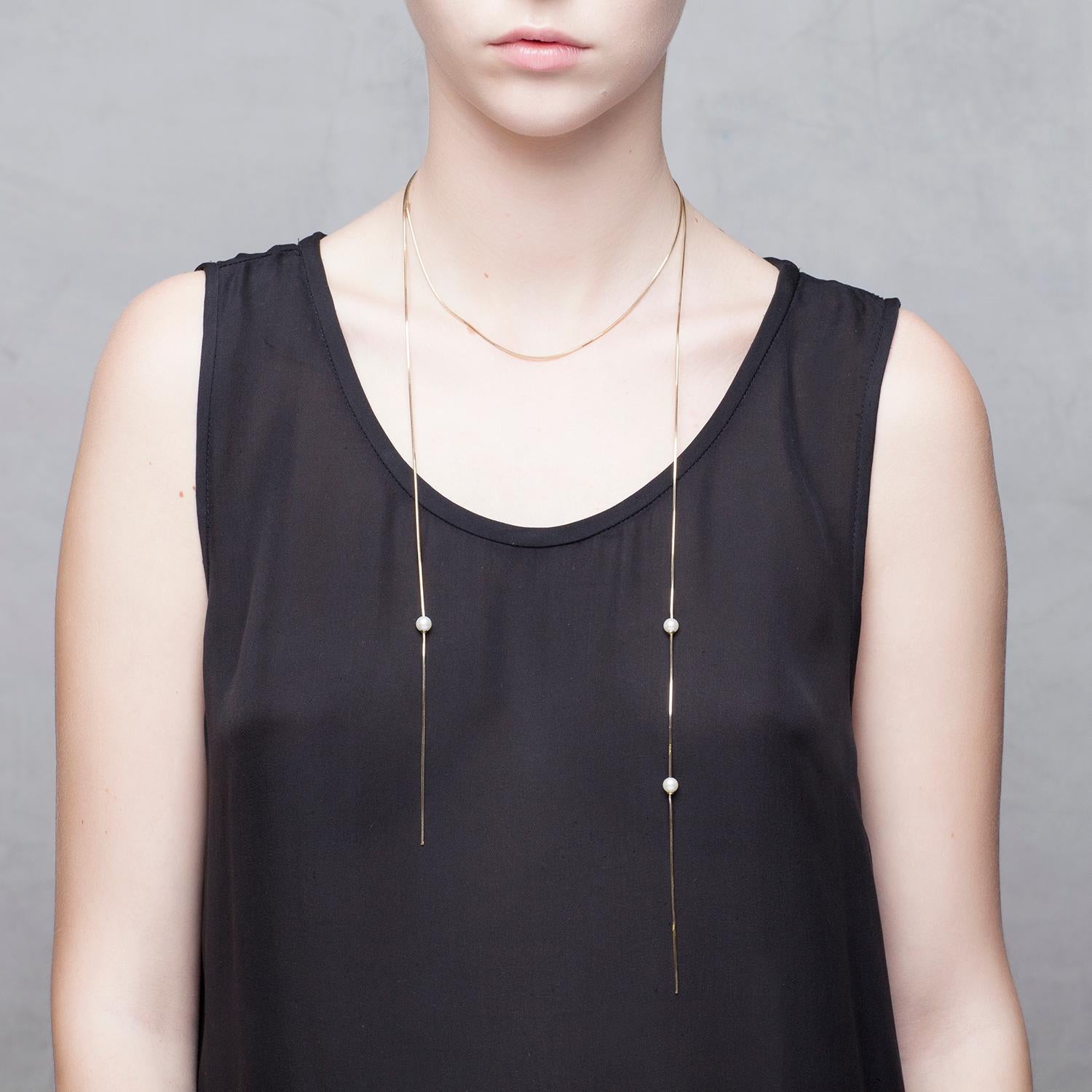 Iosselliani goes with a contemporary minimalistic interpretation in this chain essential choker. Founded upon 9k yellow gold, this piece features two sided gold threads punctuated with two freshwater pearls at one end and one freshwater pearl at the