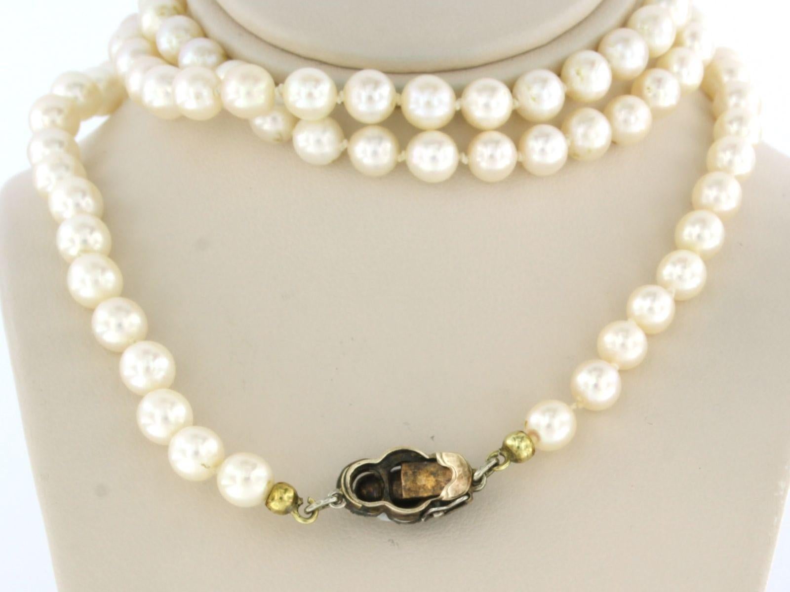 gold with silver lock set with diamonds on a pearl chain In Good Condition In The Hague, ZH