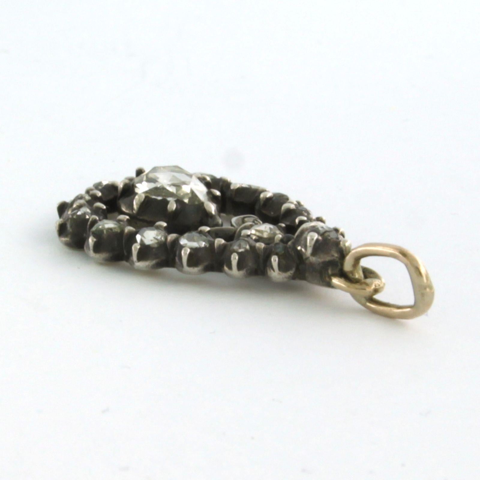 Pendente in oro e argento con diamanti rosa fino a 0,70ct - G/H - SI - dimensioni 3,3 cm x 1,6 cm

descrizione dettagliata:

le dimensioni del ciondolo sono di 3,3 cm di lunghezza per 1,6 cm di larghezza

peso 3,4 grammi

impostato con

- 5 x 5,9 mm