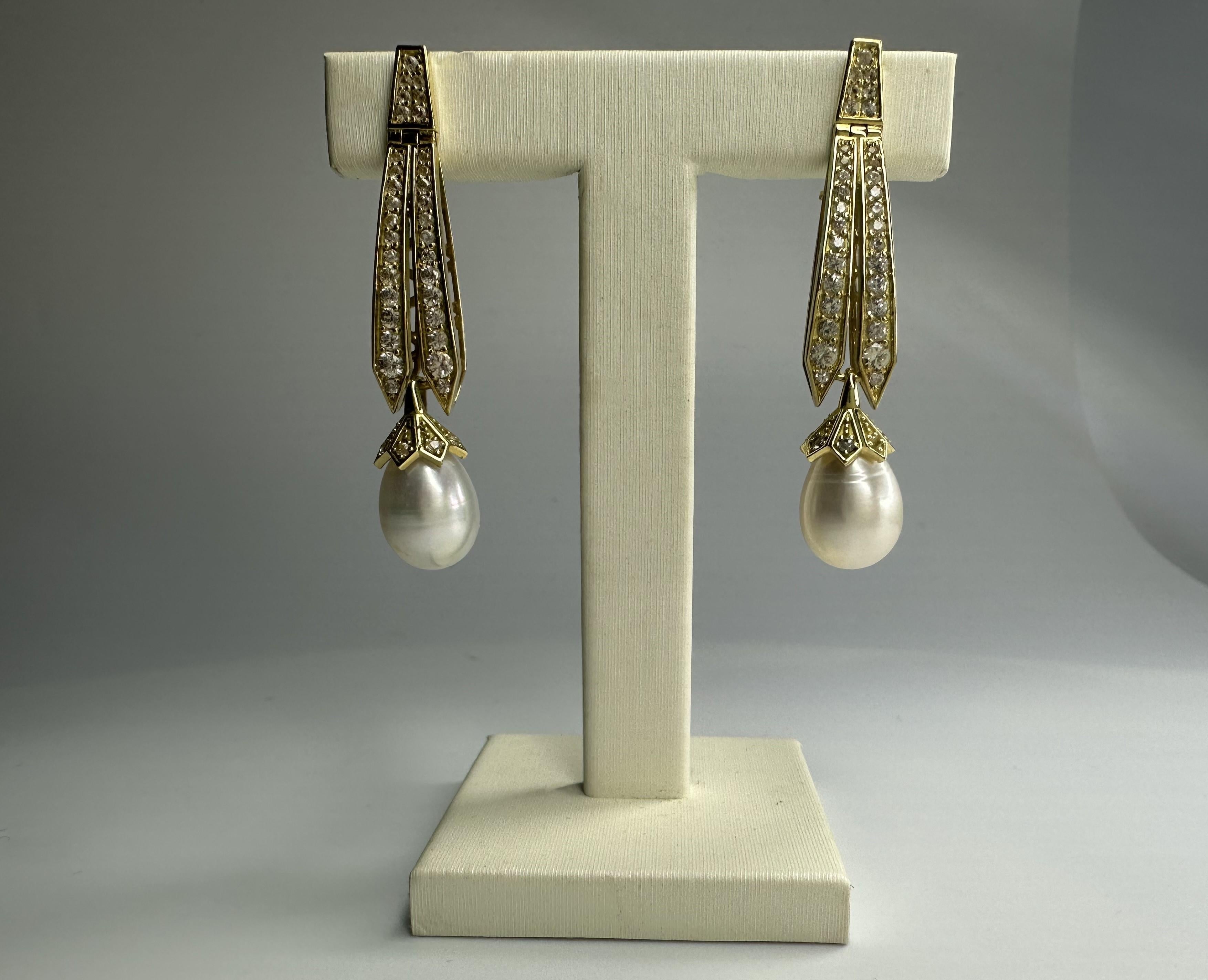 Contemporary @Eliania Rosetti earrings in 18k gold, freshwater pearls and 1.07 carat diamonds For Sale