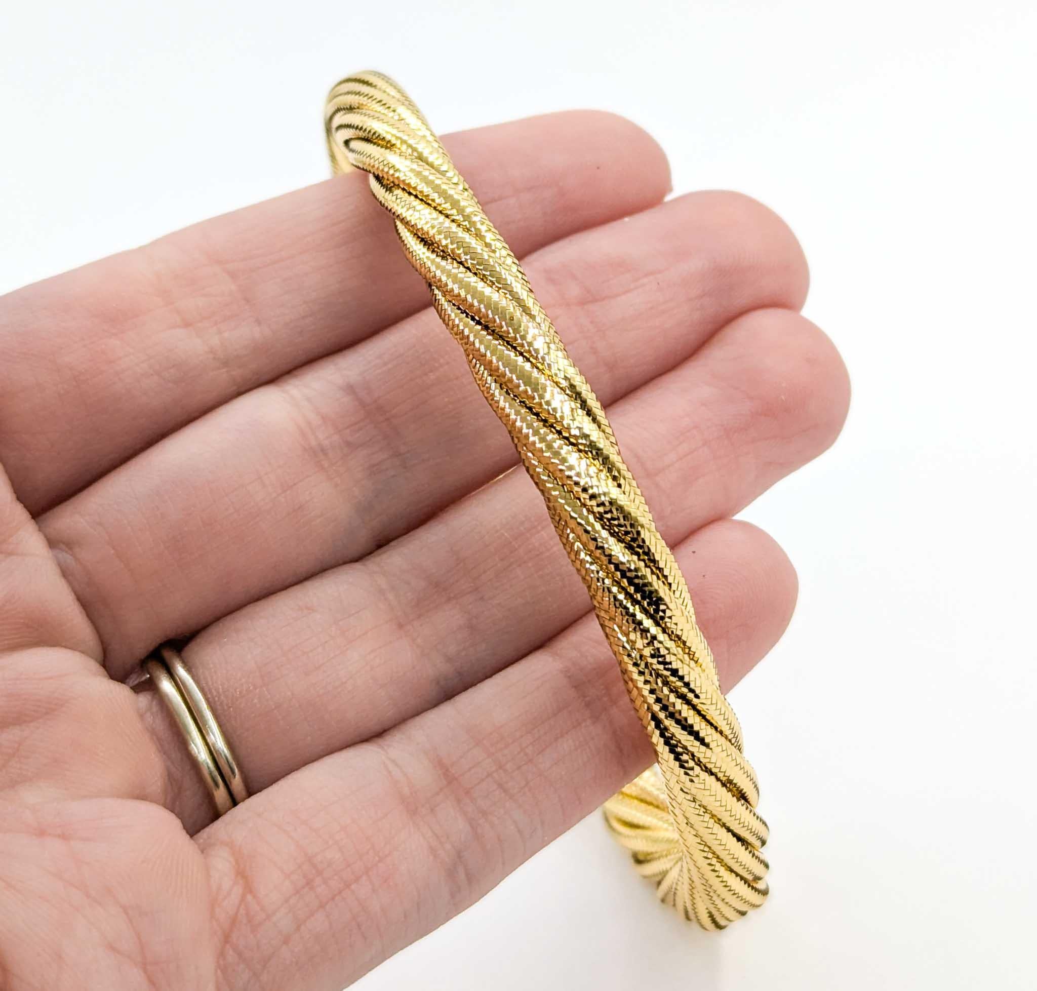 Bracelet jonc flexible tissé en or jaune 14 carats

Ce magnifique bracelet est fabriqué en or jaune 14k et présente un design de bracelet flexible tissé, offrant à la fois flexibilité et look sophistiqué. Le bracelet n'a pas de fermoir, ce qui