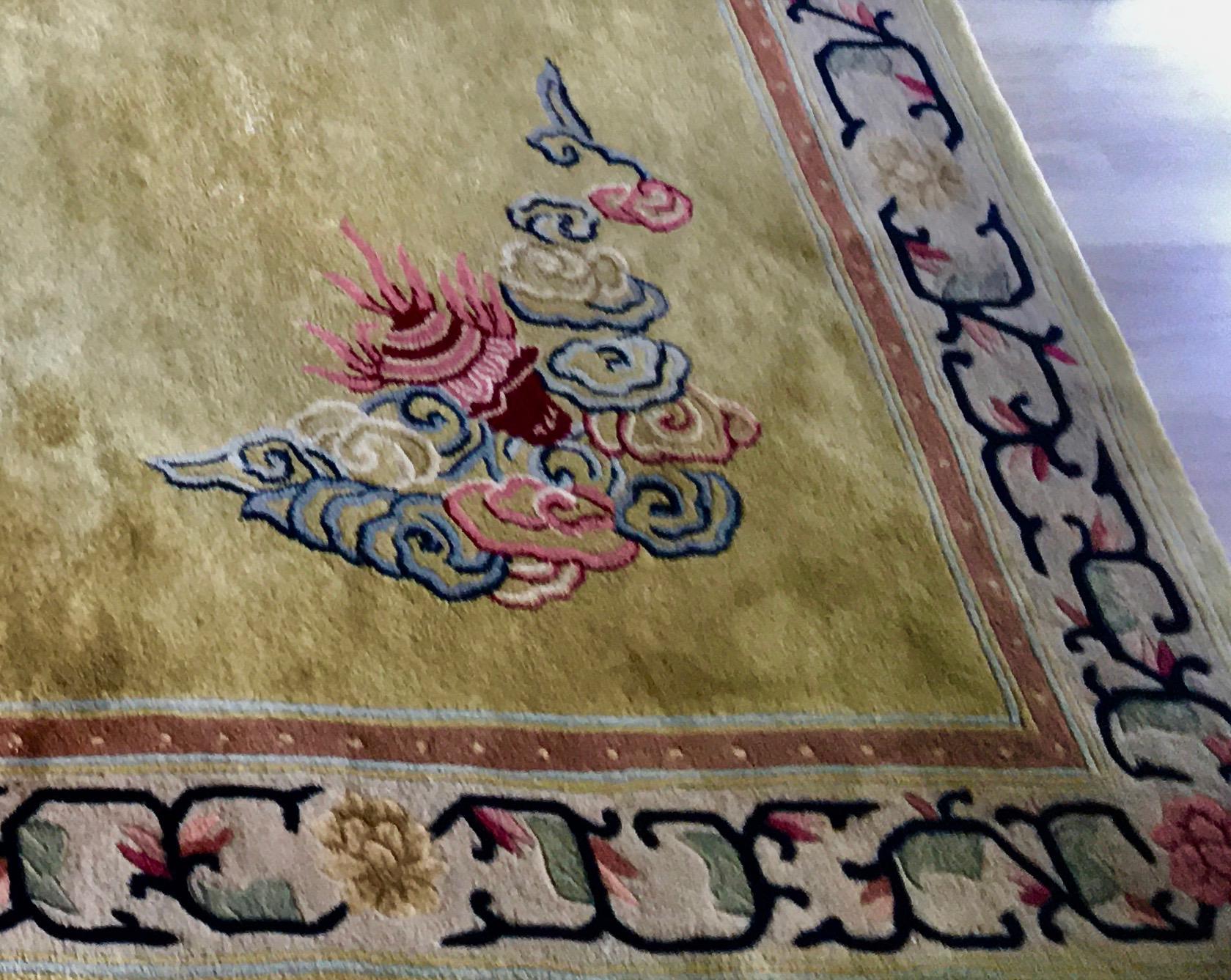 Schöner chinesischer Teppich aus der Zeit des Art déco mit goldgelber Grundierung, Bordüre, Pflanzen und Drachen.
Handgeklopfte Wolle auf Baumwollbasis.
Art-Déco-Zeit um 1930.