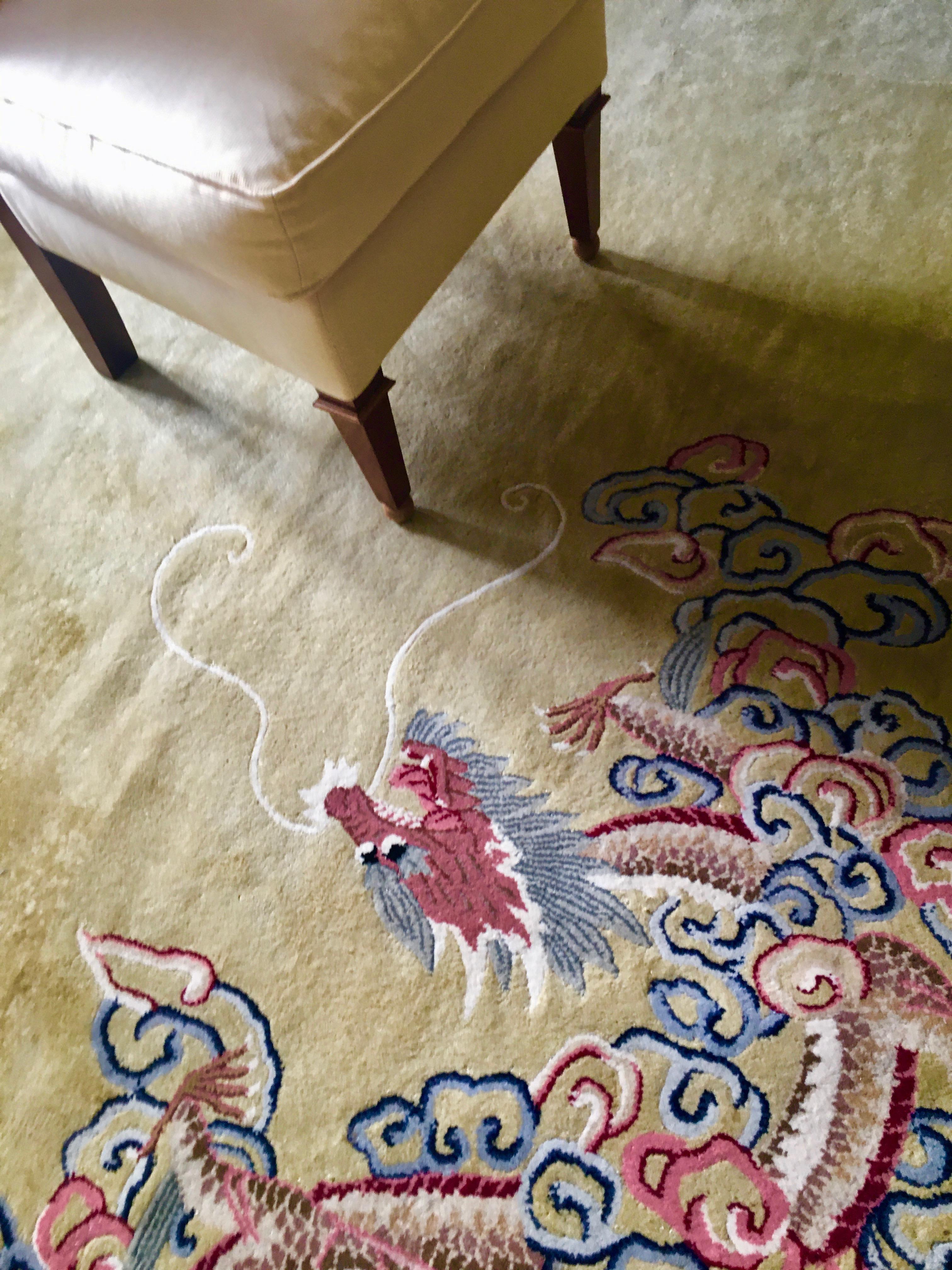 Antiker chinesischer Goldgelber antiker Teppich mit Bordüre, Drachen- und Motiv, China 1930-1940 (Art déco) im Angebot