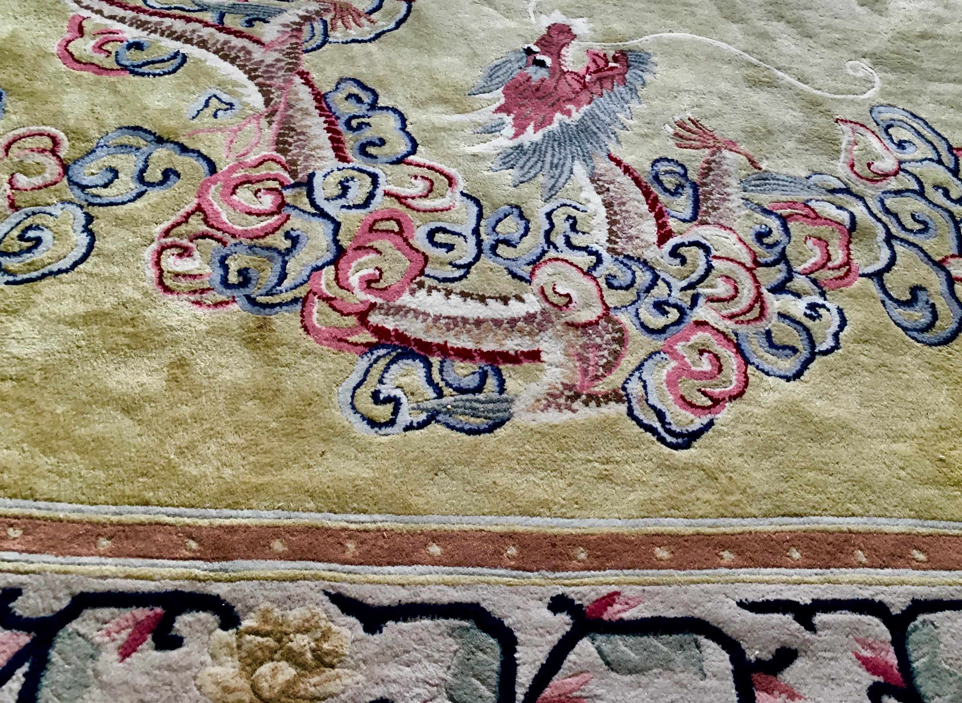 Antiker chinesischer Goldgelber antiker Teppich mit Bordüre, Drachen- und Motiv, China 1930-1940 (Chinesisch) im Angebot
