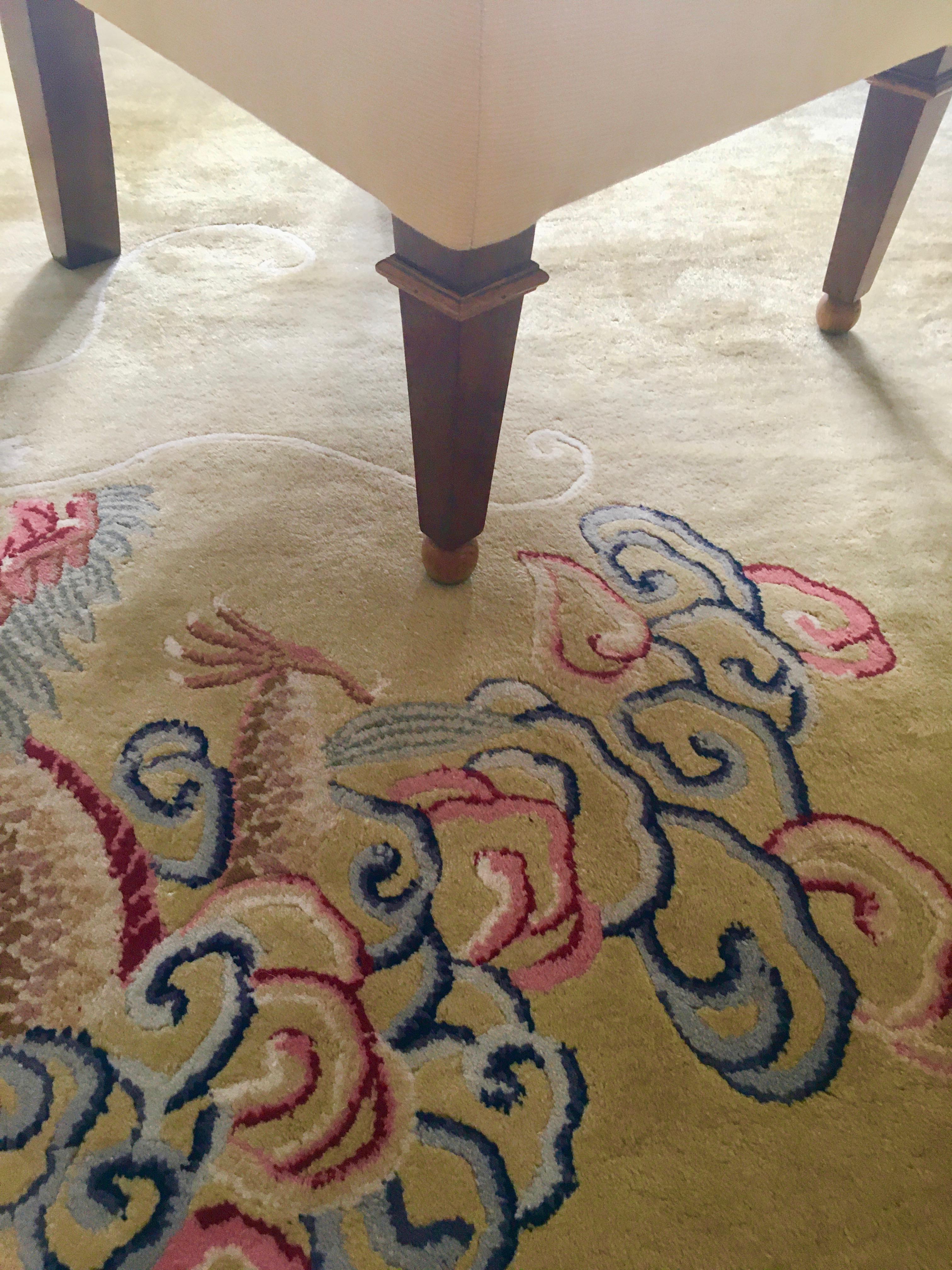 Antiker chinesischer Goldgelber antiker Teppich mit Bordüre, Drachen- und Motiv, China 1930-1940 im Zustand „Gut“ im Angebot in Brussels, BE