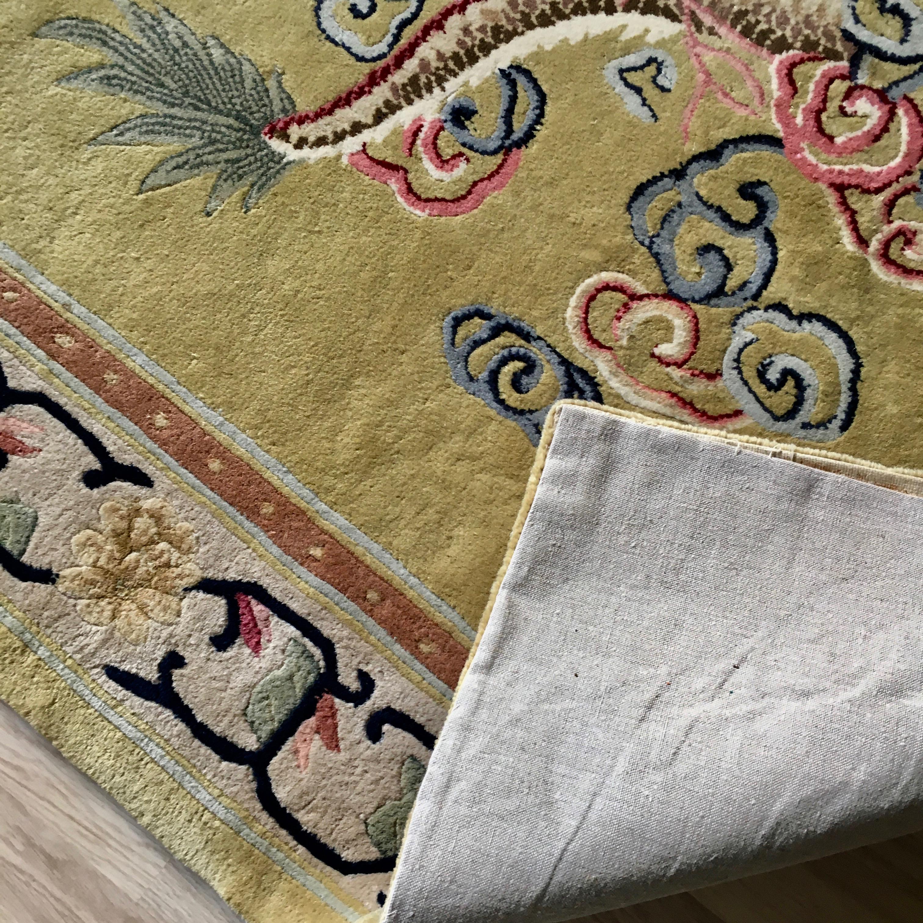 Antiker chinesischer Goldgelber antiker Teppich mit Bordüre, Drachen- und Motiv, China 1930-1940 (20. Jahrhundert) im Angebot