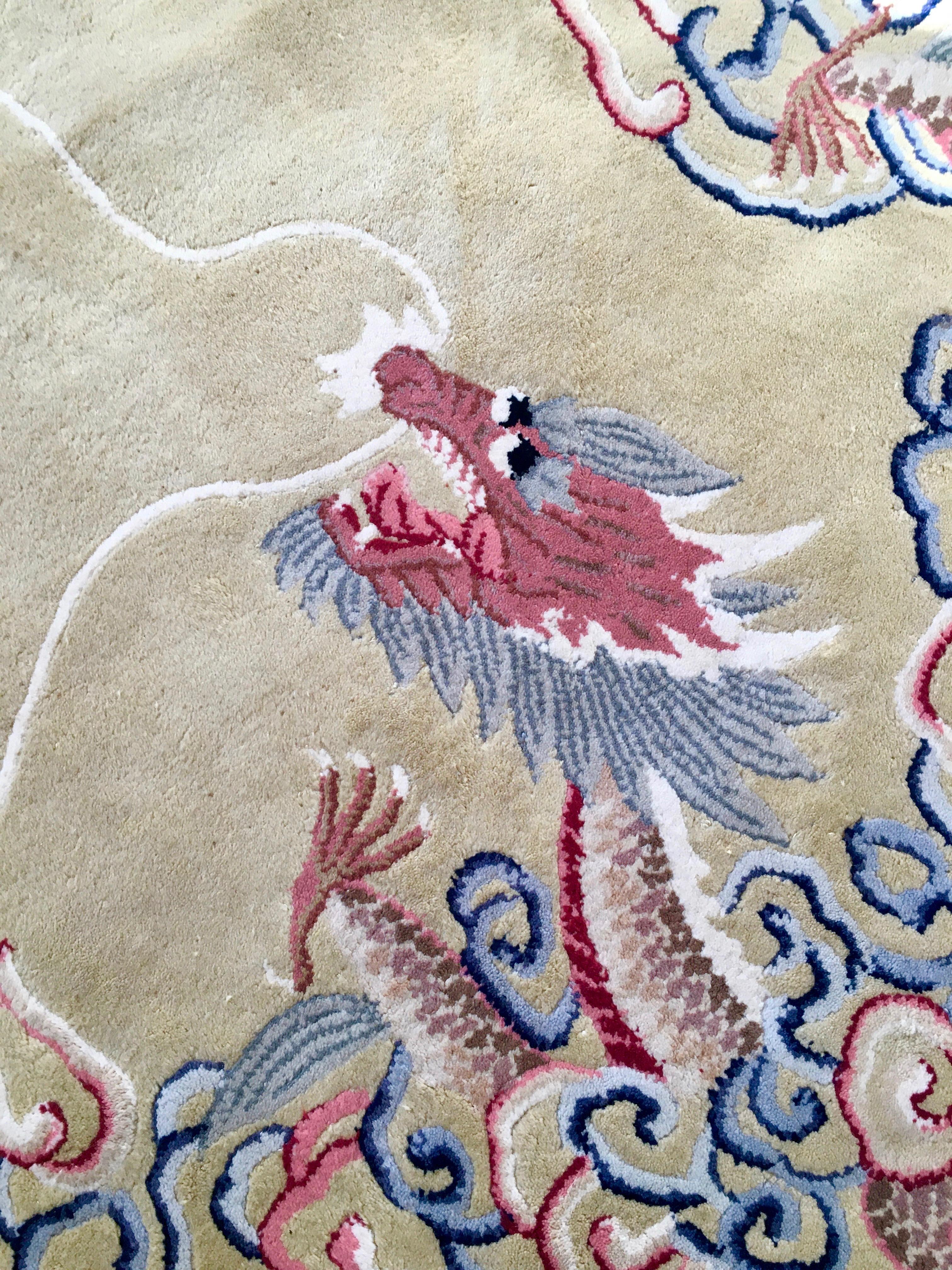 Antiker chinesischer Goldgelber antiker Teppich mit Bordüre, Drachen- und Motiv, China 1930-1940 (Baumwolle) im Angebot