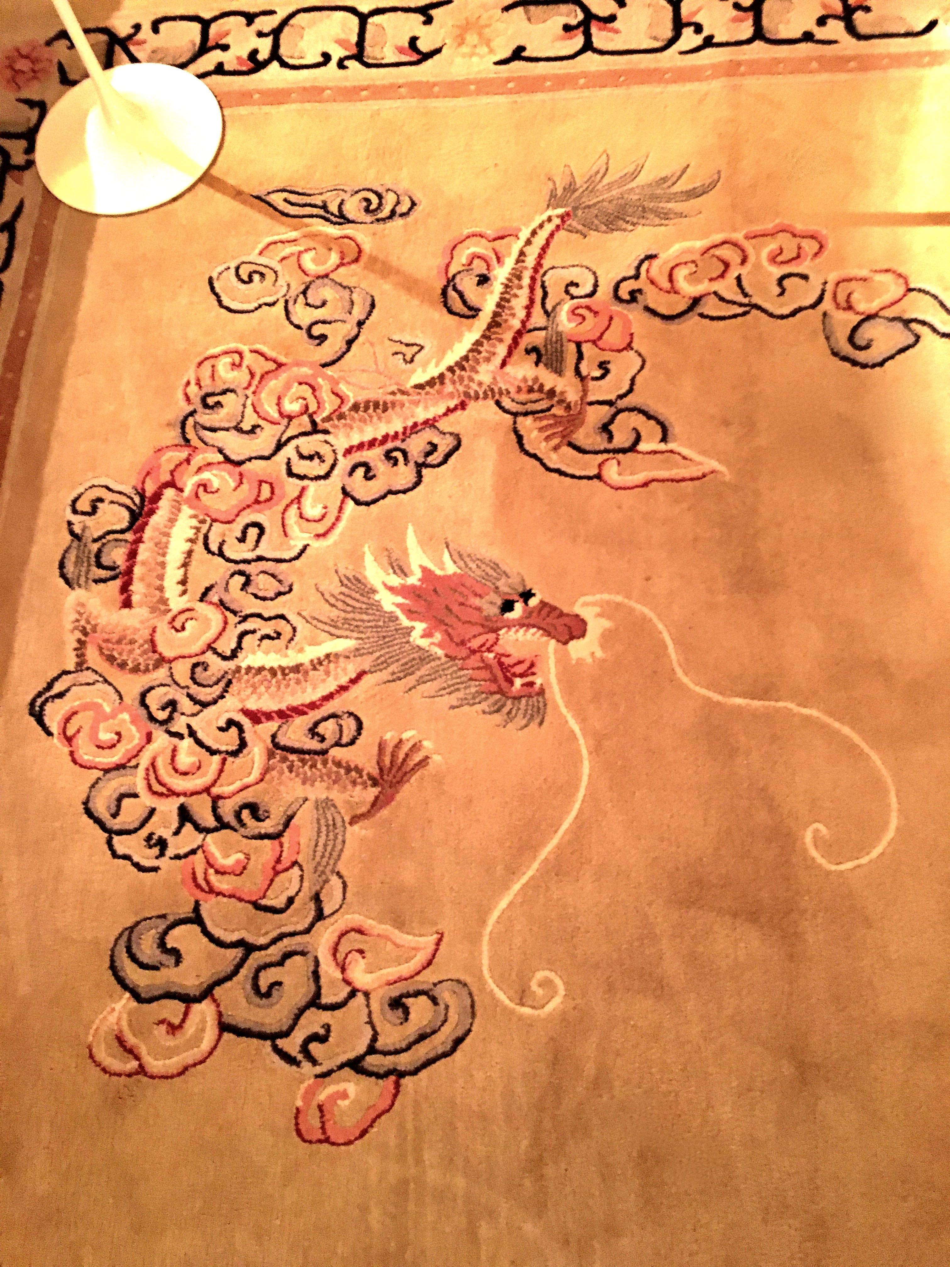 Antiker chinesischer Goldgelber antiker Teppich mit Bordüre, Drachen- und Motiv, China 1930-1940 im Angebot 2