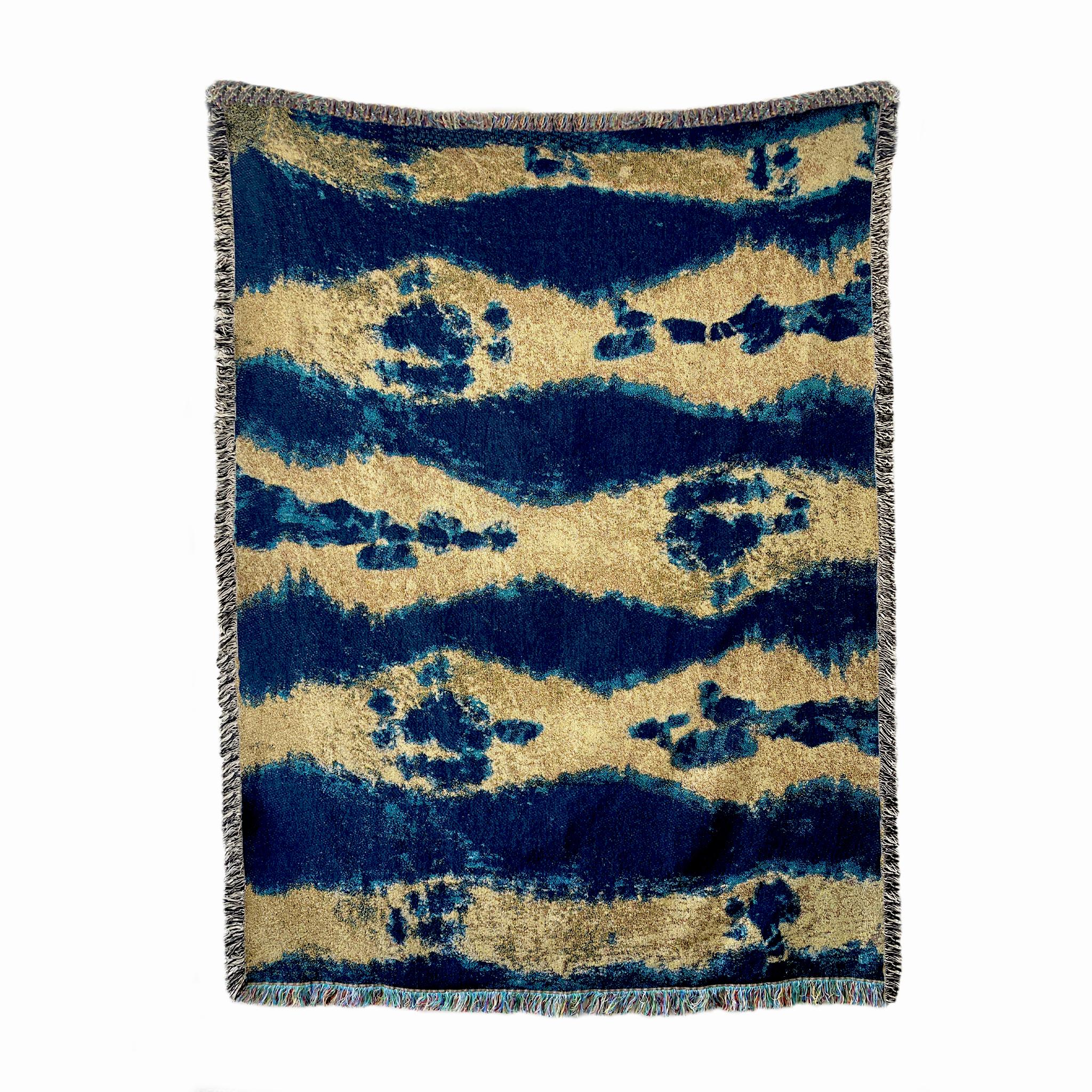 Jetée tissée en jacquard jaune d'or et bleu indigo avec bords frangés. Tissé avec du coton recyclé sur un métier à tisser jacquard, fabriqué aux États-Unis. Chaque jeté mesure 54 x 72 pouces.

Ce jeté tissé en jacquard s'inspire de nos coussins en