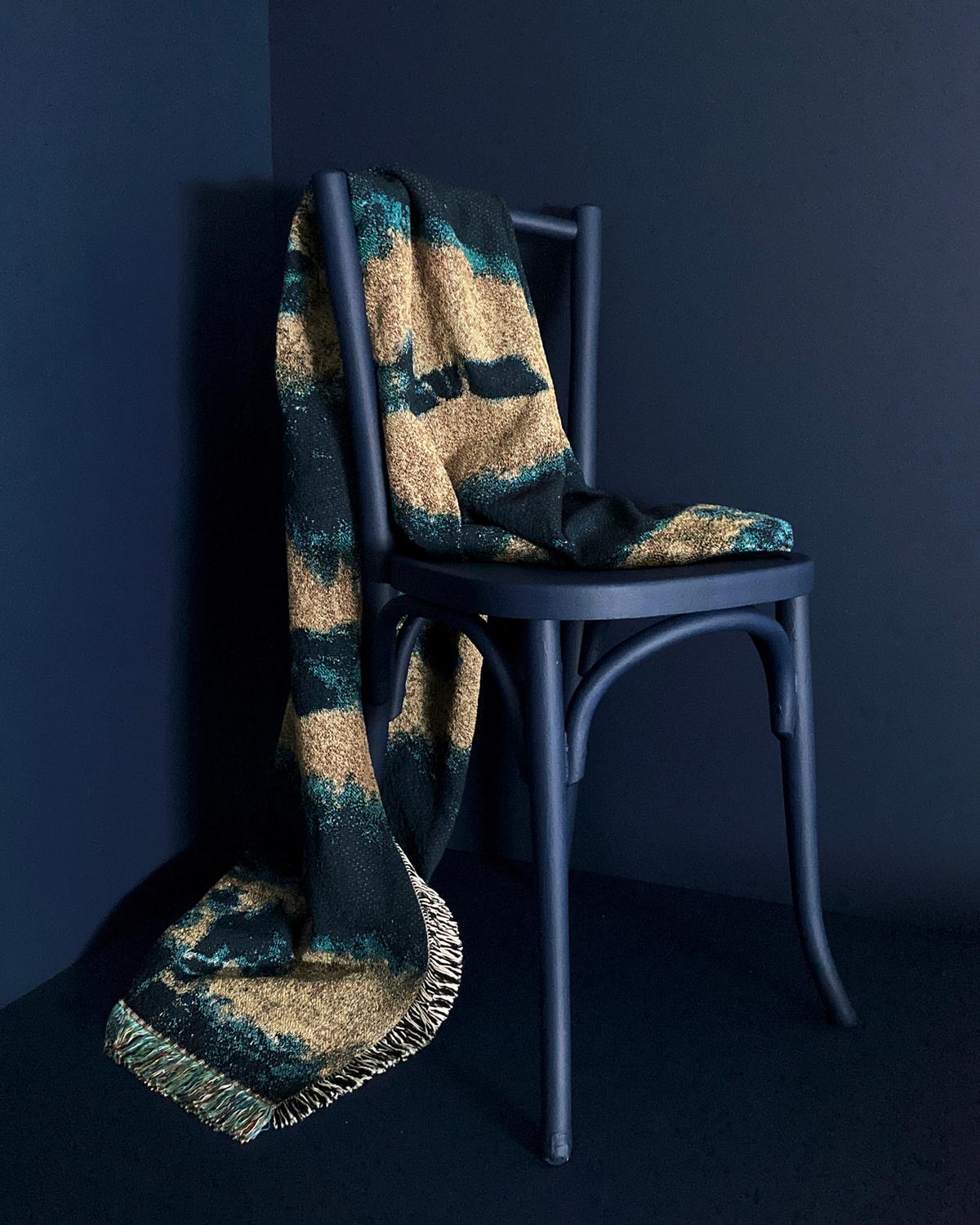 Américain Couverture à franges plissée à motif abstrait jaune d'or et bleu indigo, 54 x 72 en vente