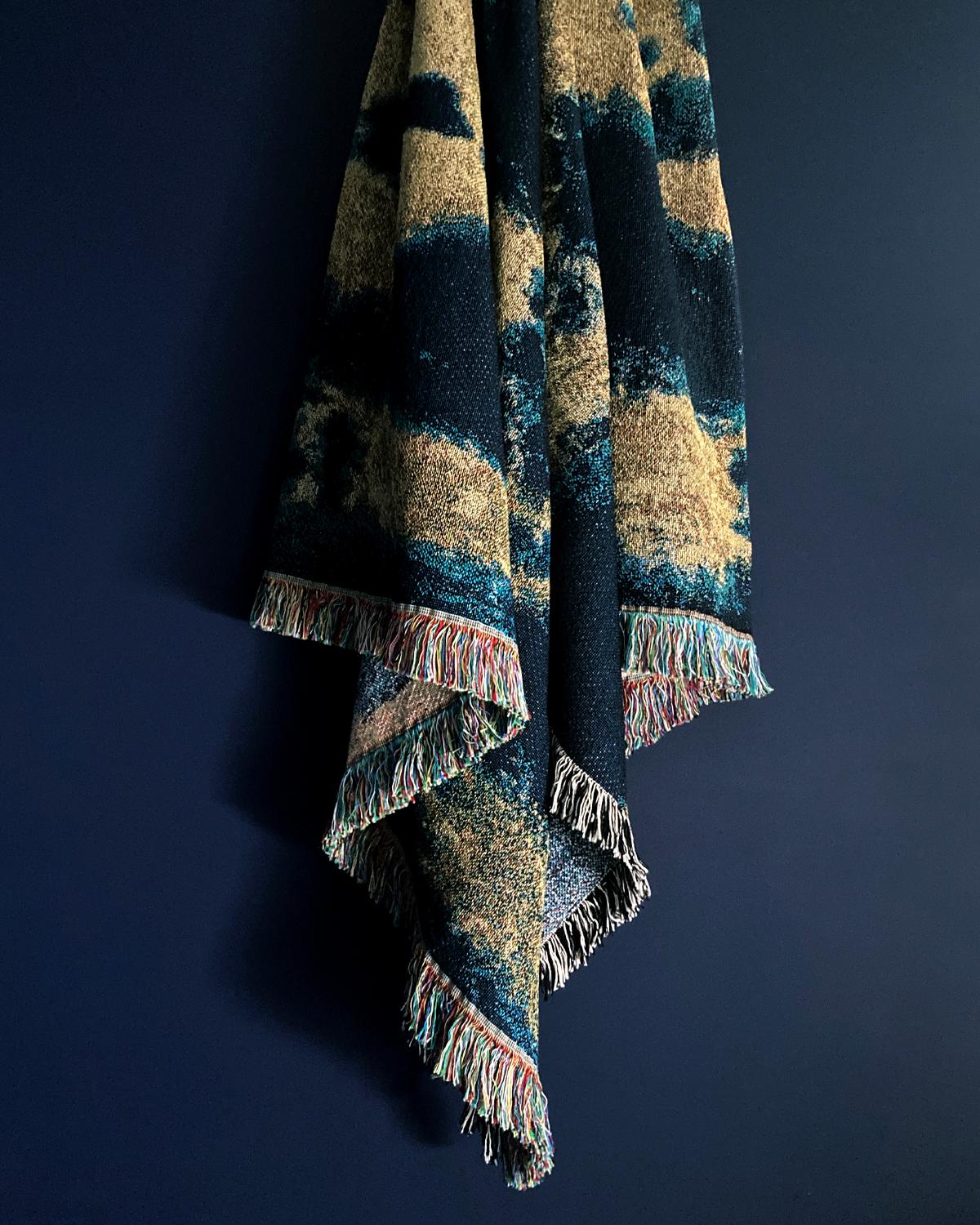 Tissage Couverture à franges plissée à motif abstrait jaune d'or et bleu indigo, 54 x 72 en vente