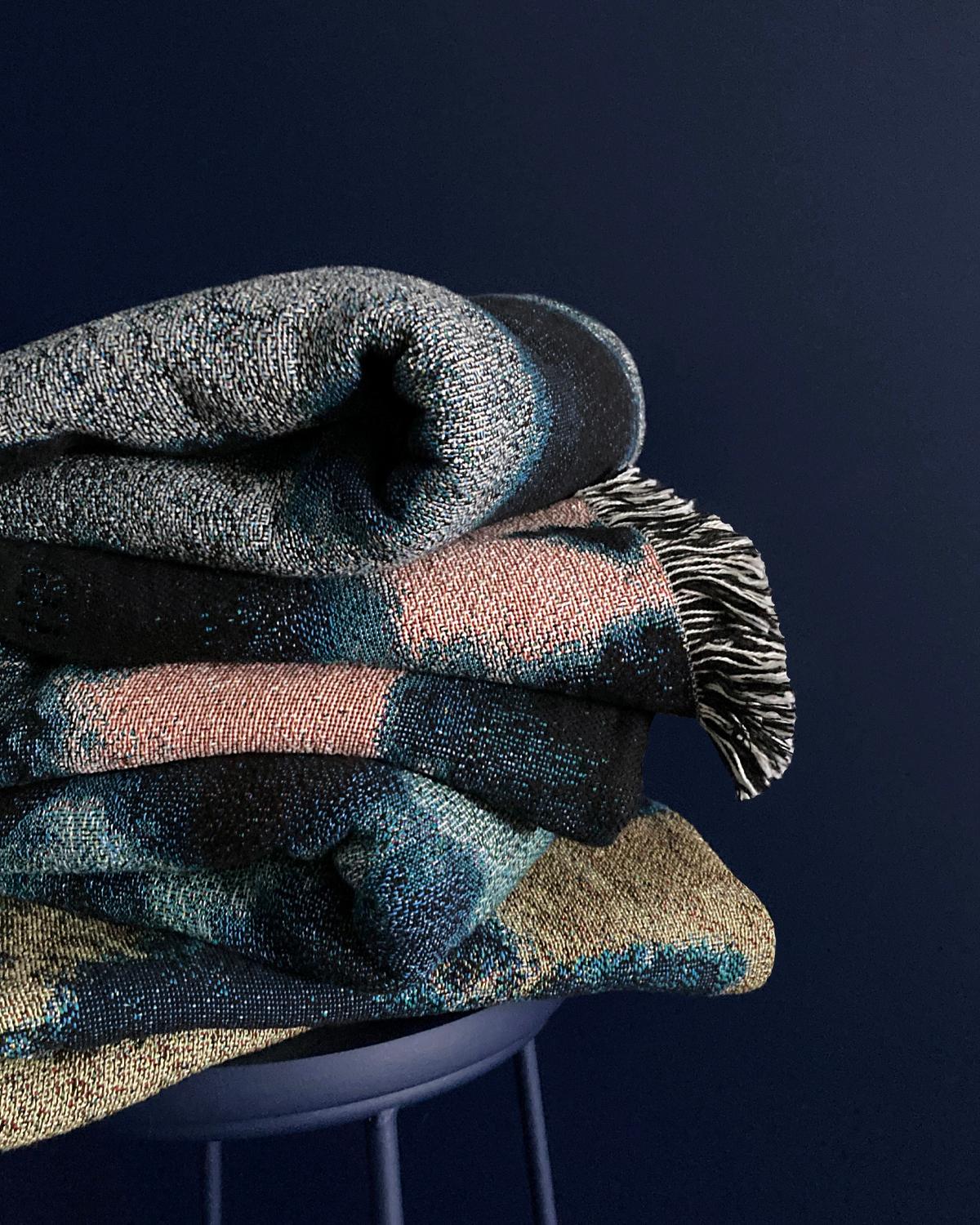 XXIe siècle et contemporain Couverture à franges plissée à motif abstrait jaune d'or et bleu indigo, 54 x 72 en vente