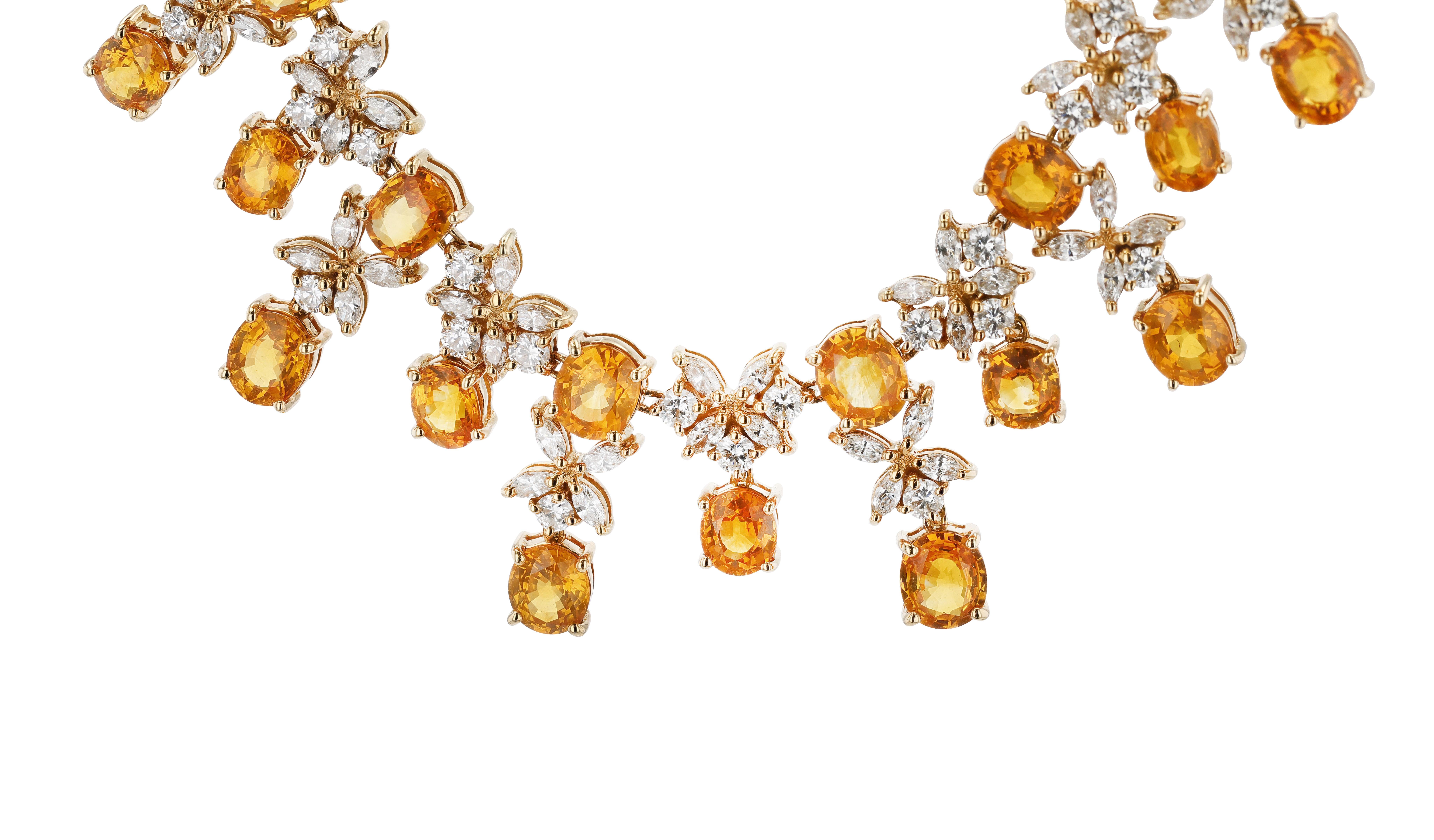 Collier en or jaune 18 carats, saphir jaune et diamant naturel.

Montée sur une chaîne à chevrons de 17 pouces, la partie collier de ce collier présente des saphirs jaunes ovales et des diamants ronds et marquises sous la forme d'un motif floral