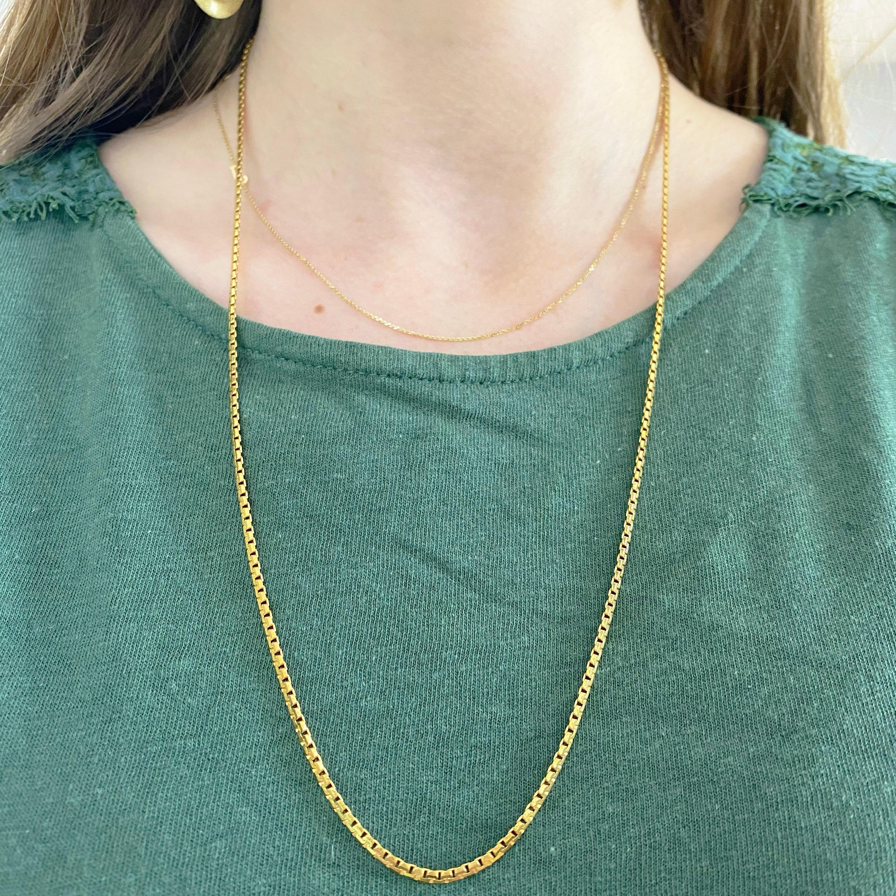 Questa catena con cerniera è fluida e flessibile e si adagia sulla pelle per un uso confortevole. Questa catena con cerniera lucidata a mano in 14kt è una catena dal look unico che ti farà sicuramente notare.

I dettagli di questa bellissima collana