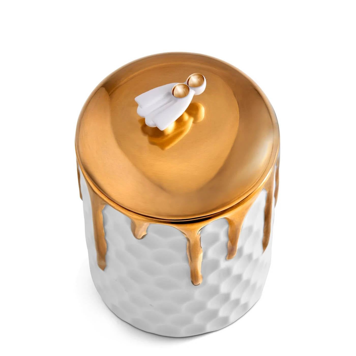 Candle Box Golded Bee made in porcelain with bee on
the lid. Lid in 24 24-karat gold-plated. In white finish porcelain 
and in 24-karat gold-plated. Include paraffin wax with single 
wick. Delivered in a luxury gift box.
