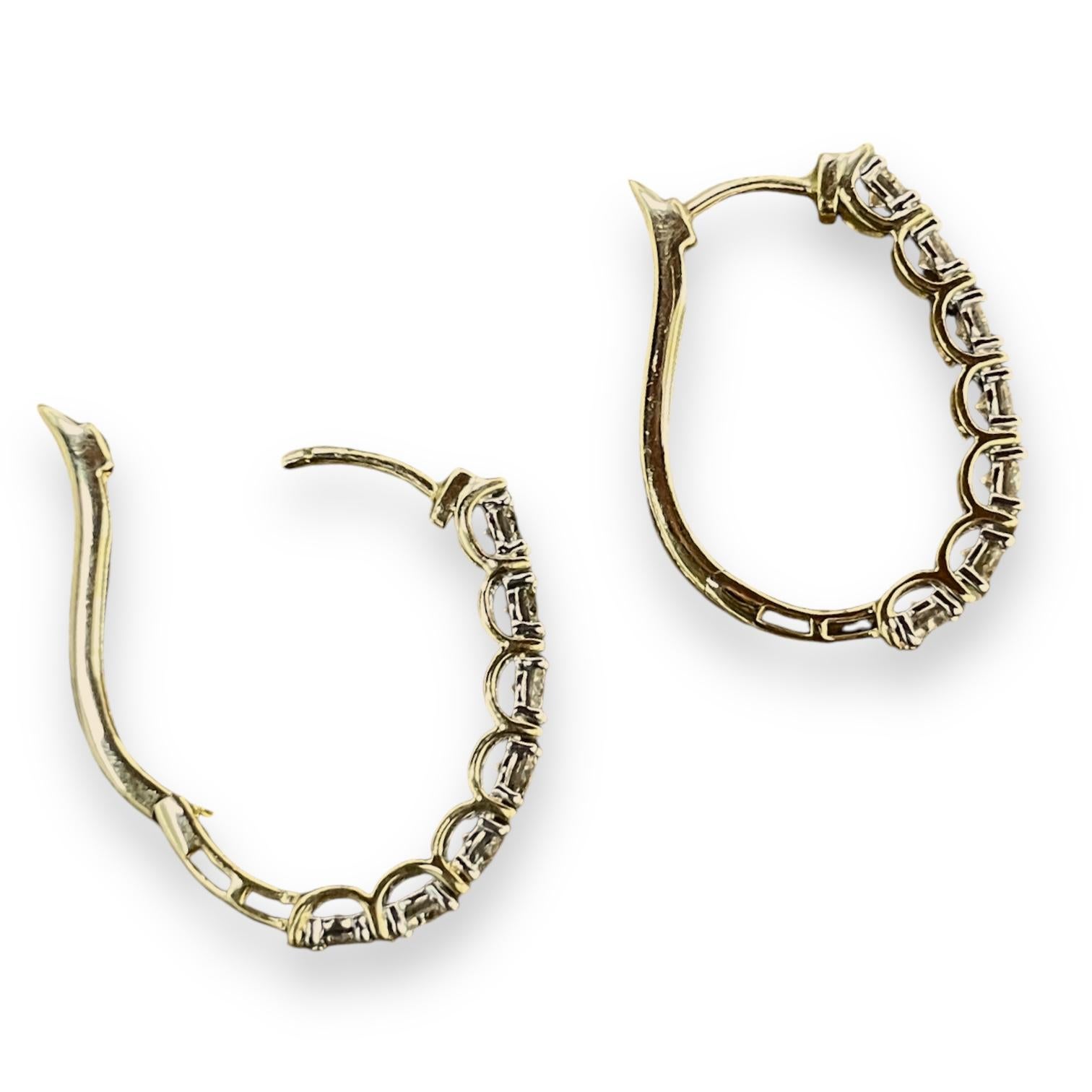 Ces superbes boucles d'oreilles en or, incrustées d'une rangée de diamants étincelants, sont synonymes d'opulence. Chaque pierre est méticuleusement sertie, créant une vague de brillance sans faille qui met en valeur la chaleur naturelle de l'or.
