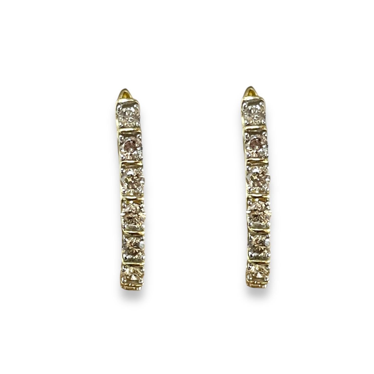 Taille ronde Créoles en or jaune 10 carats avec diamants éblouissants en vente