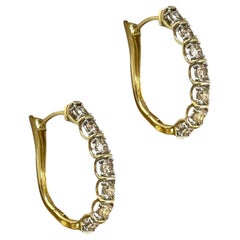 Goldene 10 Karat Gelbgold Creolen mit schillernden Diamant-Akzenten