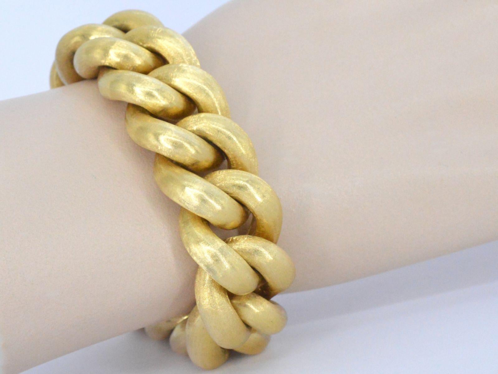 Le lourd bracelet à maillons en or mat 18 carats est un bijou polyvalent et puissant qui peut être porté aussi bien par les hommes que par les femmes. Fabriqué en or 18 carats de haute qualité, ce bracelet présente un maillage audacieux et robuste