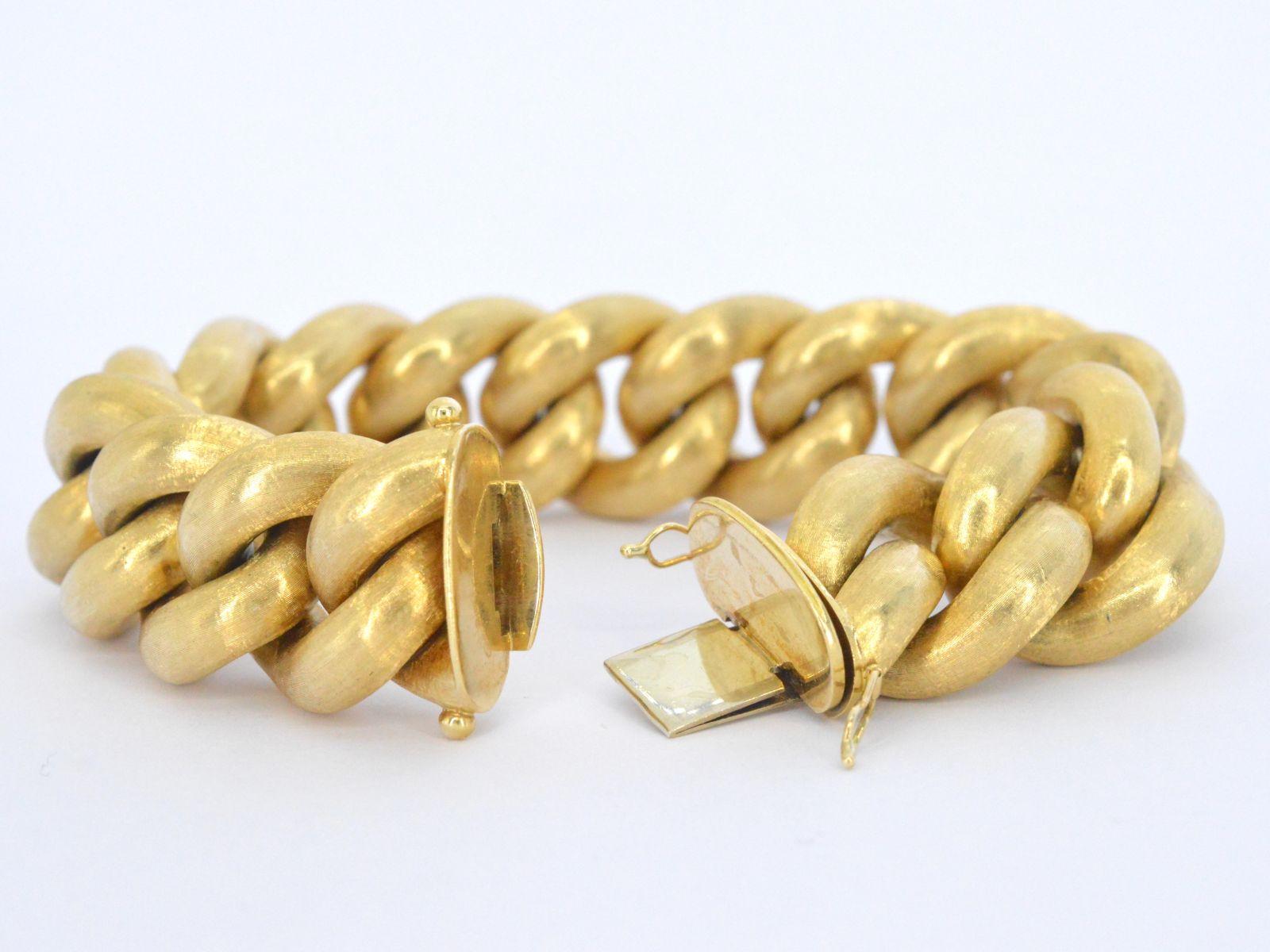 Contemporary Golden 18 Karat Curb Link Bracelet For Sale