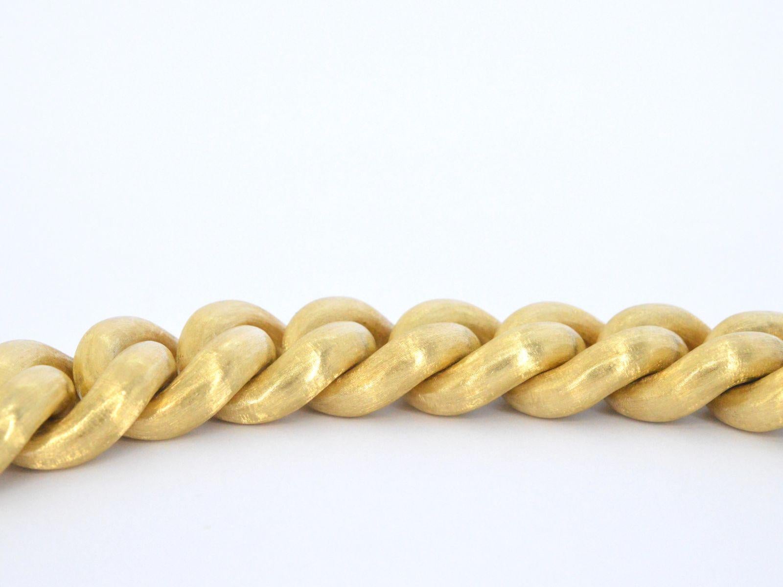Golden 18 Karat Curb Link Bracelet In Good Condition For Sale In AMSTELVEEN, NH