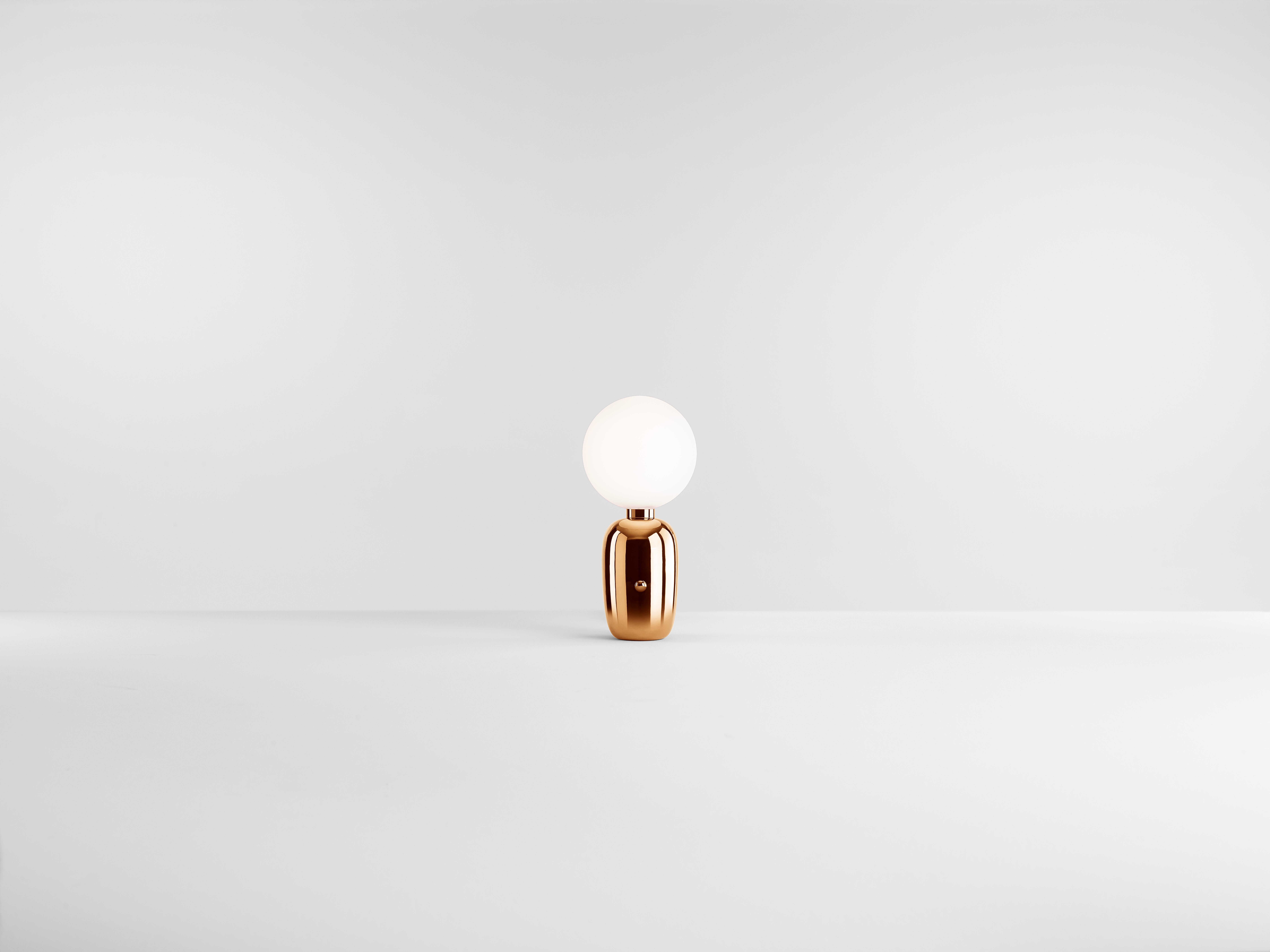 Lampe de table A&M PE Golden Aballs by Parachilna
Dimensions : D 18 x H 38 cm
Matériaux : Corps en céramique fait à la main, diffuseur en verre opale mat soufflé.  
Poids : 2.9 kg
A&M PE

Collectional brillante et accrocheuse. L'association de deux
