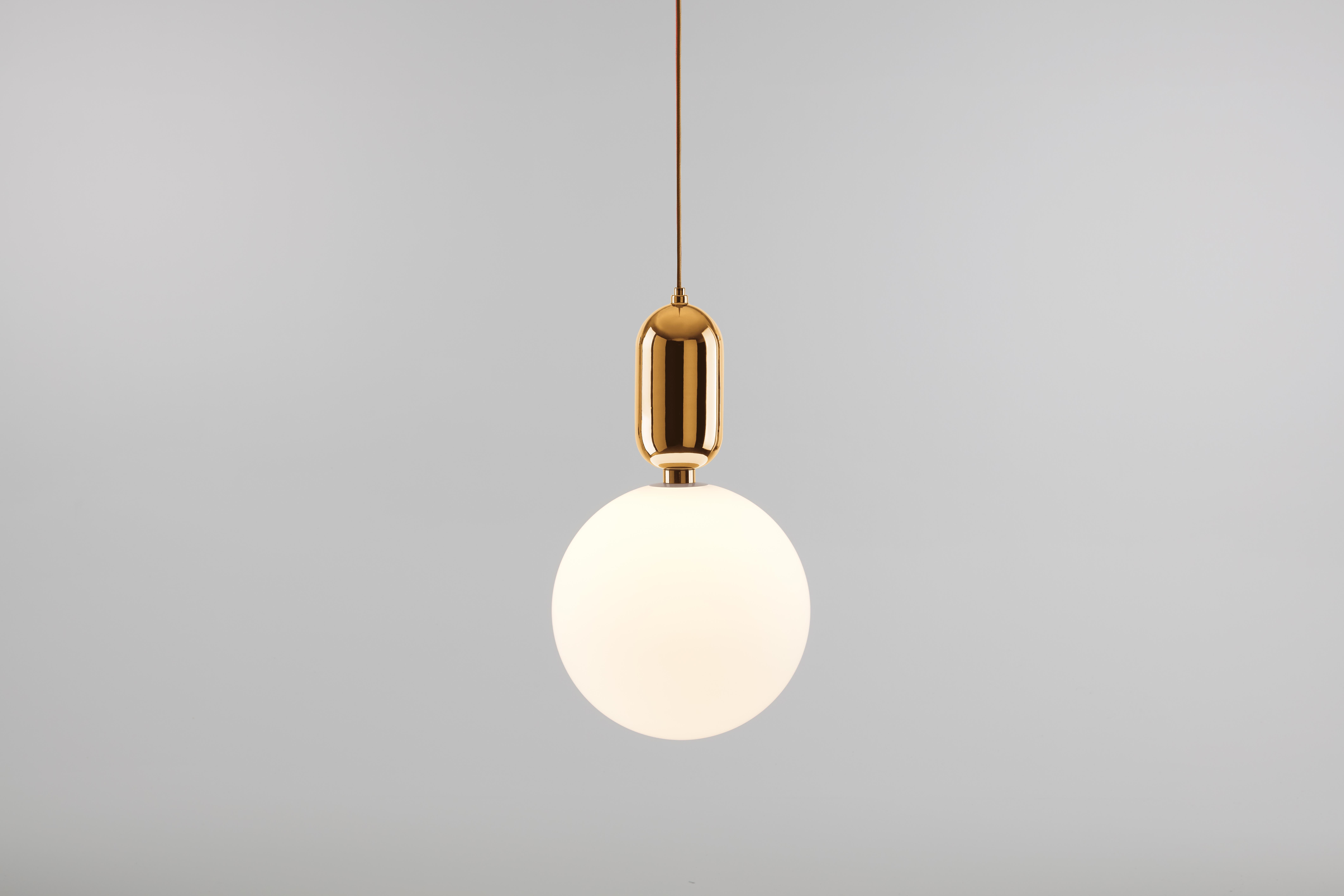 Goldene Aballs T Gr Pendelleuchte von Parachilna
Abmessungen: D 40 x H 70 cm. 
MATERIALIEN: Handgefertigter Keramikkörper, Diffusor aus geblasenem, mattem Opalglas.
Gewicht: 5.2 kg

Glänzende und auffällige Collection'S. Zwei edle MATERIALS: Keramik